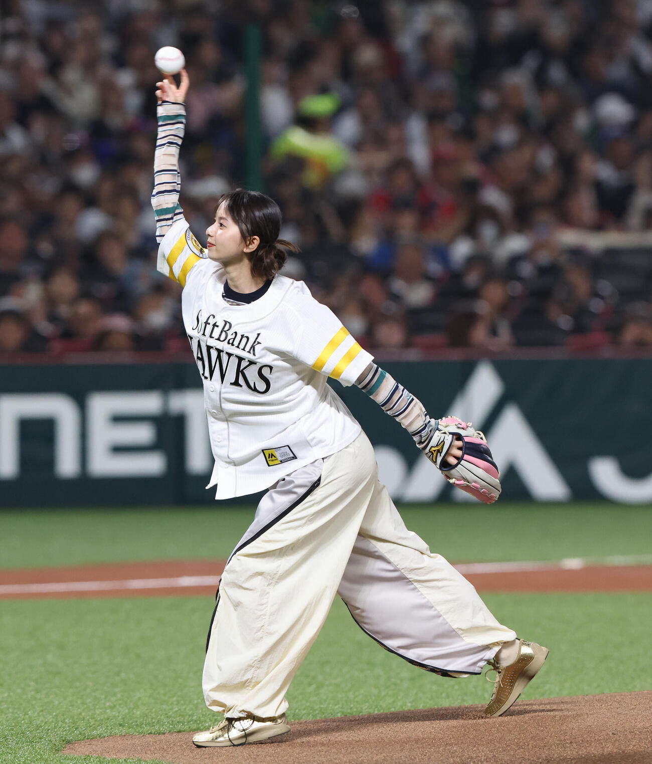 ソフトバンク対日本ハム　始球式で見事な投球を披露した齋藤飛鳥（撮影・梅根麻紀）
