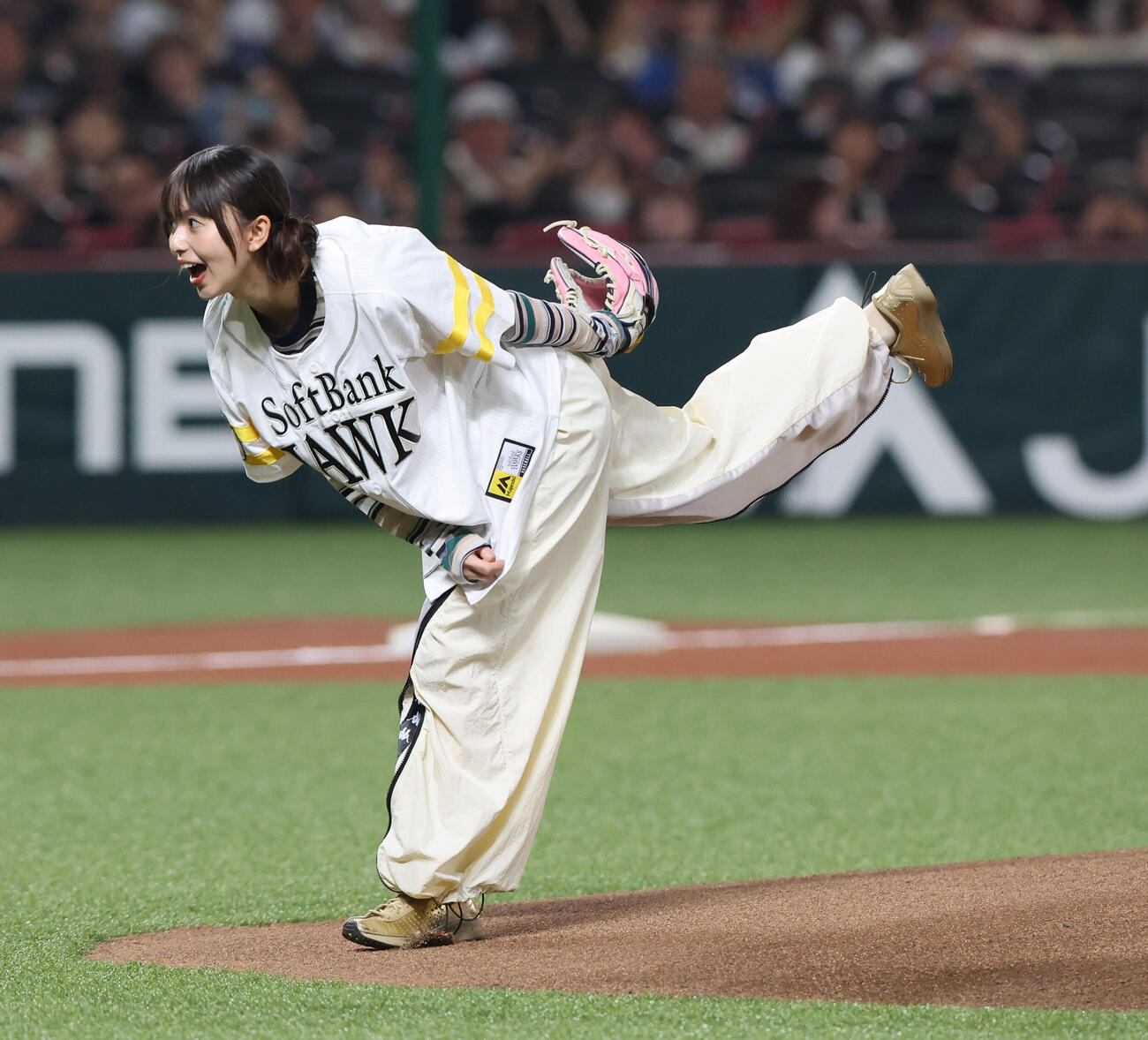 ソフトバンク対日本ハム　始球式で見事な投球を披露した齋藤飛鳥（撮影・梅根麻紀）