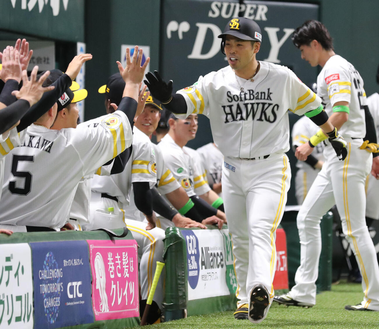 ソフトバンク対日本ハム　3回裏ソフトバンク1死、近藤は右越えに同点本塁打を放ちベンチのナインとハイタッチ（撮影・梅根麻紀）