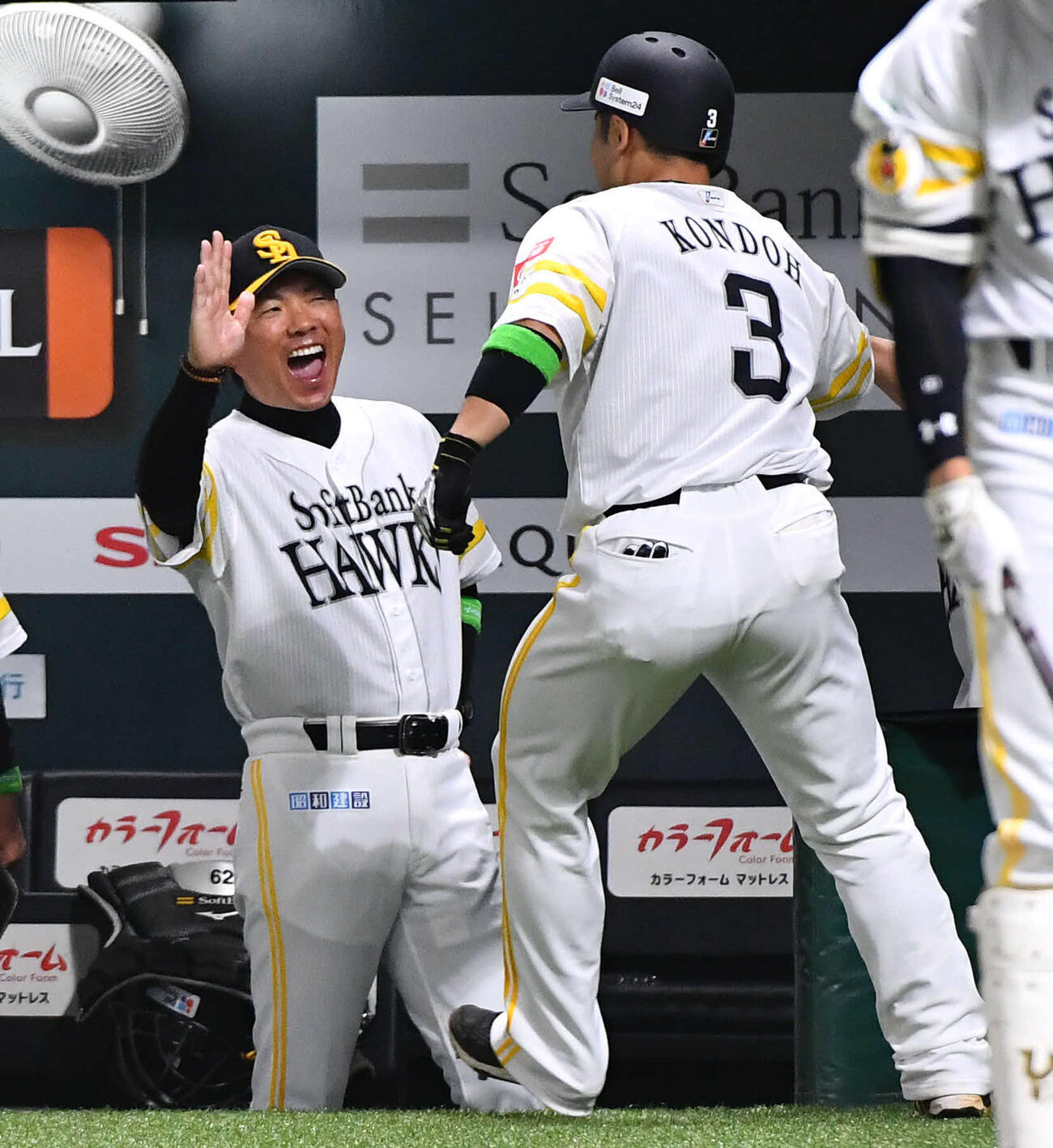 ソフトバンク対日本ハム　3回裏ソフトバンク1死、同点の右越え本塁打を放った近藤（右）と笑顔でタッチを交わす小久保監督（撮影・岩下翔太）