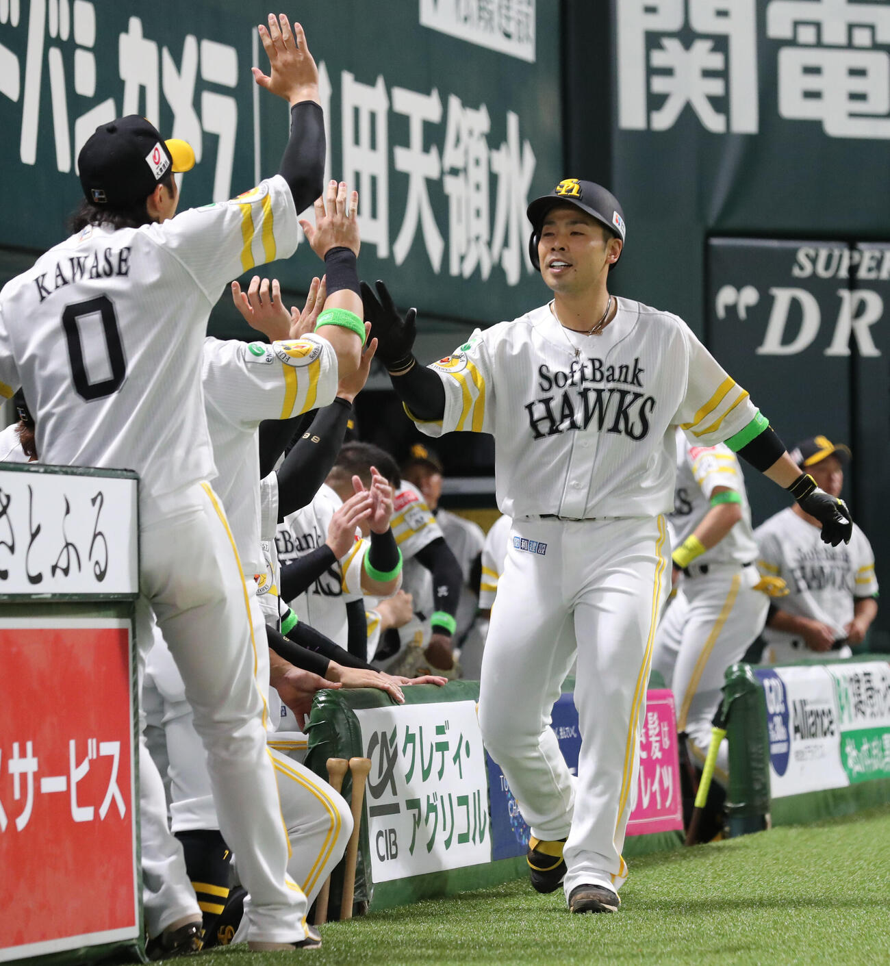 ソフトバンク対日本ハム　3回裏ソフトバンク1死、近藤は右越えに同点本塁打を放ちベンチのナインとハイタッチ（撮影・梅根麻紀）