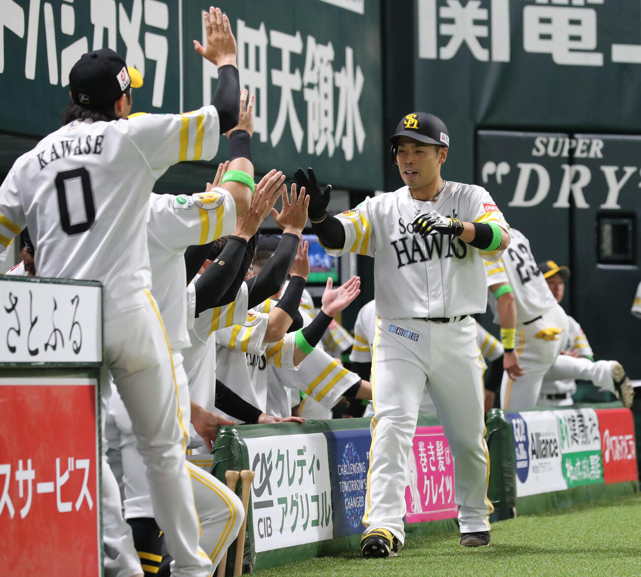 ソフトバンク対日本ハム　3回裏ソフトバンク1死、近藤は右越えに同点本塁打を放ちベンチのナインとハイタッチ（撮影・梅根麻紀）