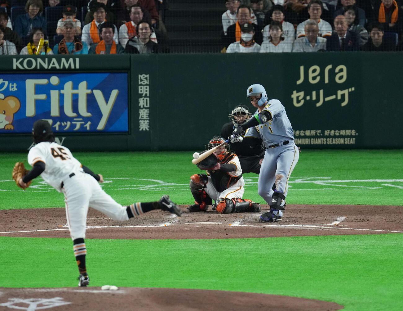 巨人対阪神　9回表阪神無死、内野安打を放つ森下。投手は田中瑛（撮影・増田悦実）