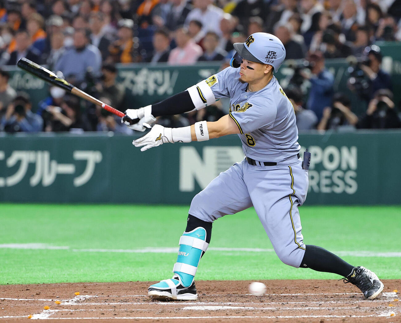 巨人対阪神　4回表阪神無死一、三塁、佐藤は三振に倒れる（撮影・上田博志）