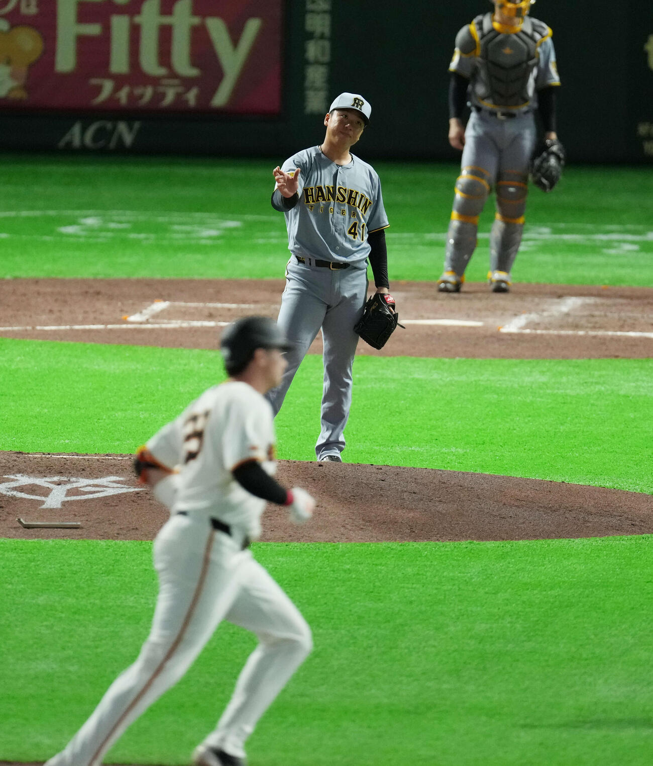巨人対阪神　4回裏巨人1死、ダルベックにソロ本塁打を浴びる村上（撮影・増田悦実）