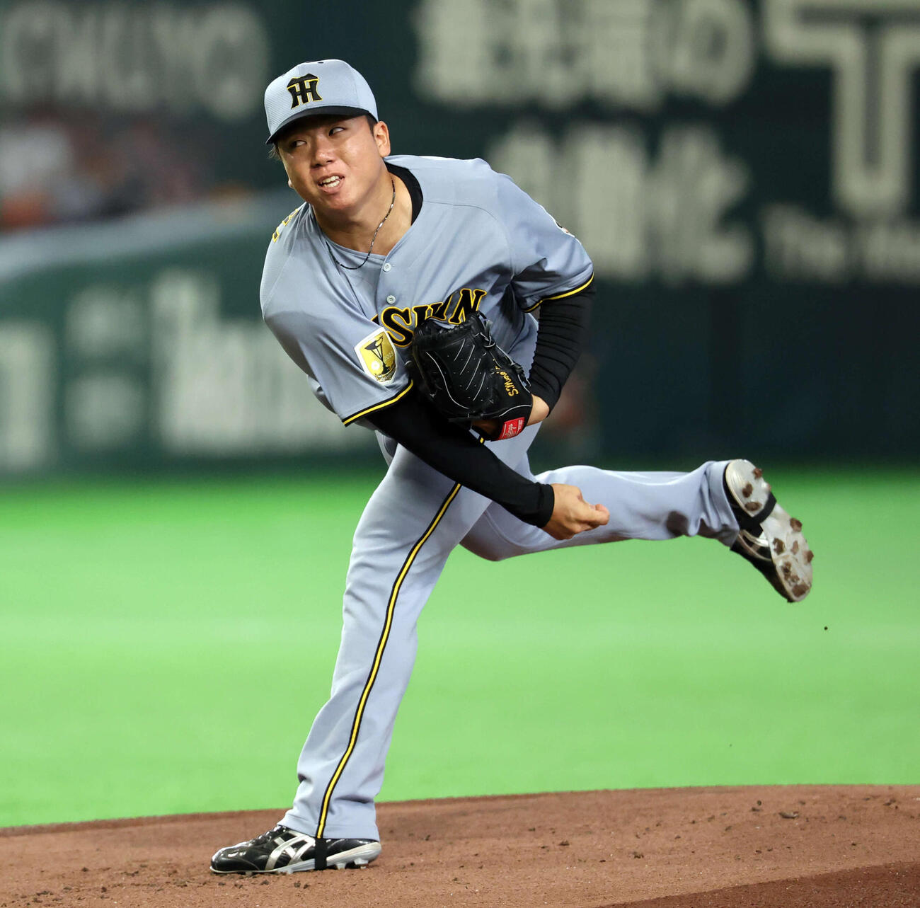 巨人対阪神　力投する阪神先発の村上（撮影・浅見桂子）