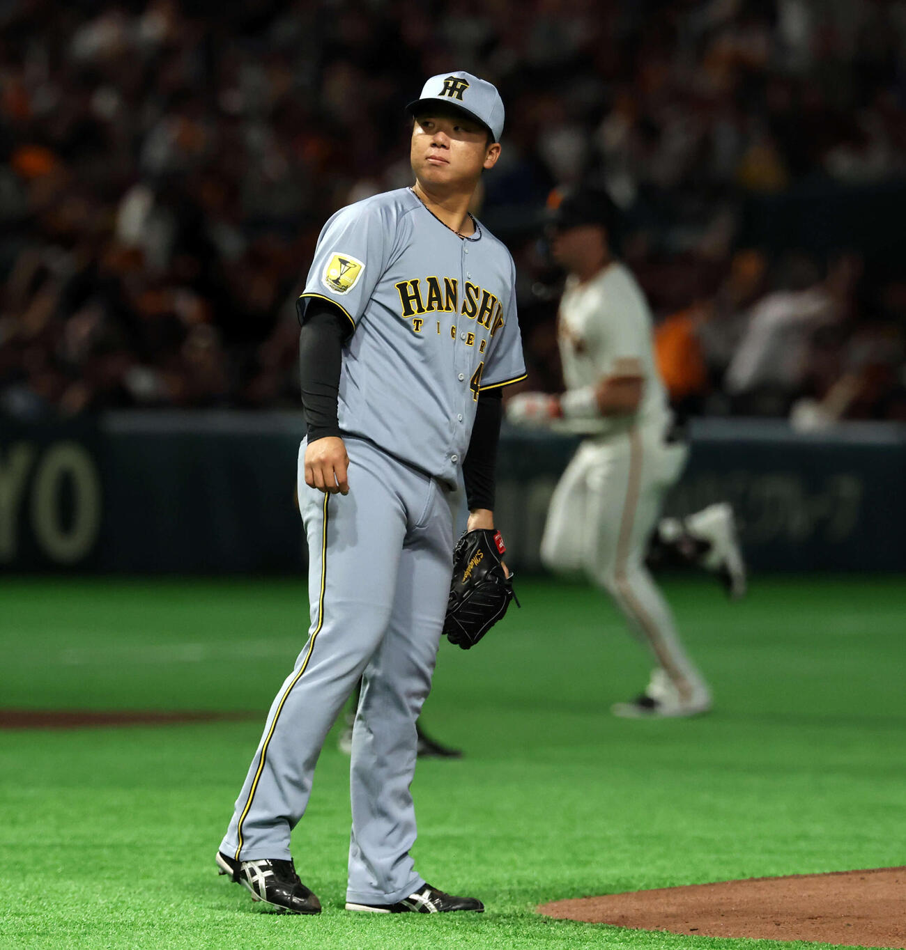 巨人対阪神　1回裏巨人無死、キャベッジ（後方）に先頭打者本塁打を許した村上（撮影・浅見桂子）
