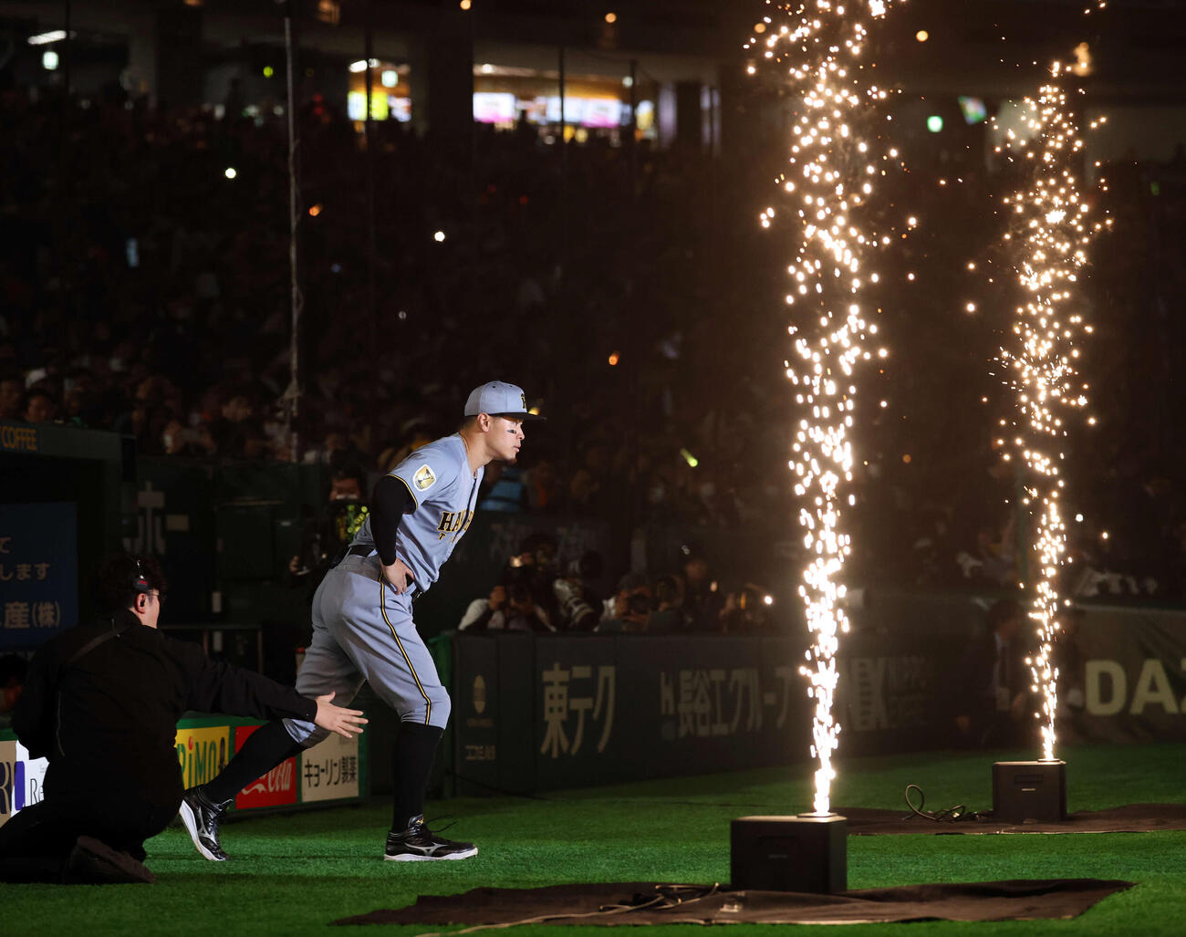 巨人対阪神　開幕セレモニーで花火が上がる中、グラウンドに出る阪神佐藤（撮影・浅見桂子）
