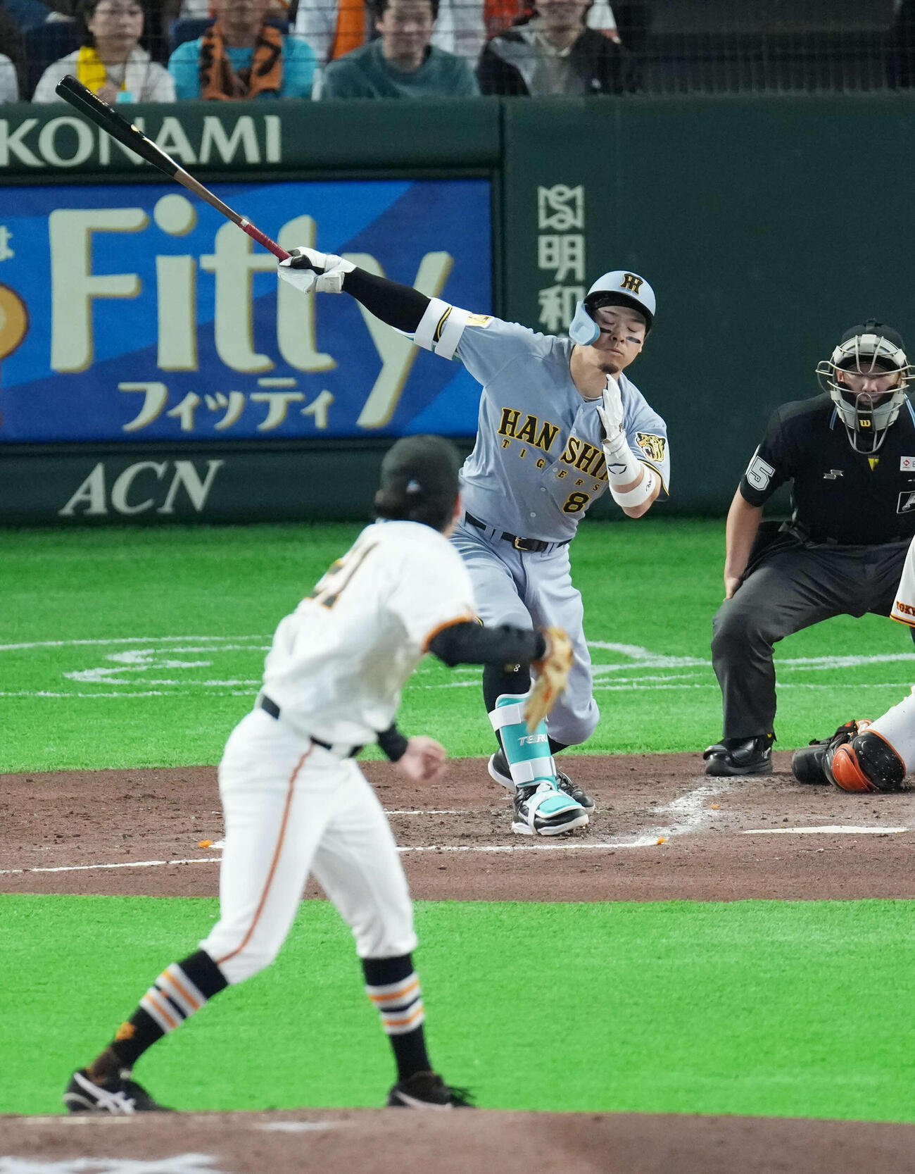 巨人対阪神　4回表阪神無死一、三塁、空振り三振に倒れる佐藤。投手は竹丸（撮影・増田悦実）