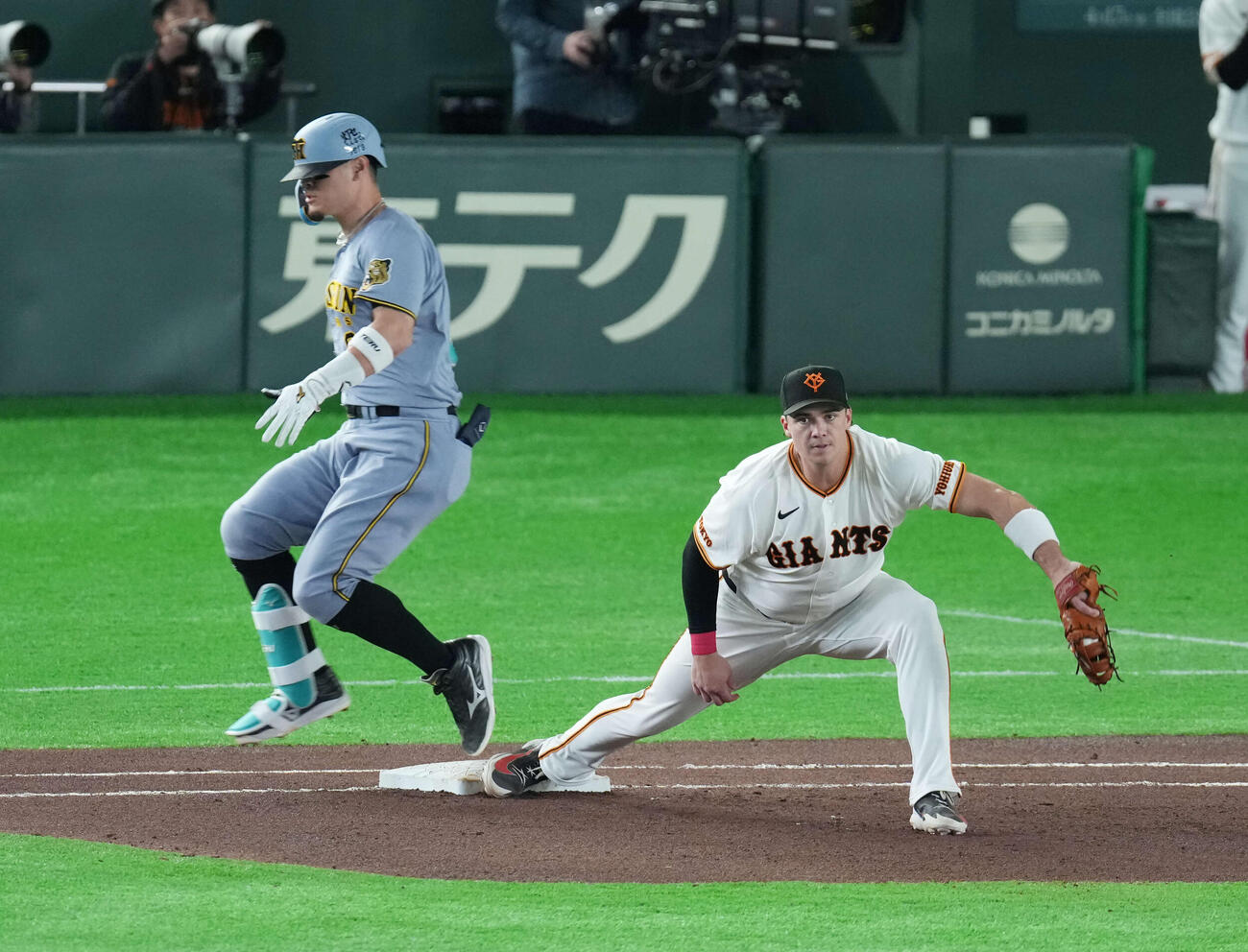 巨人対阪神　4回表阪神無死一、三塁、遊ゴロに倒れる佐藤（左）一塁手はダルベック（撮影・増田悦実）