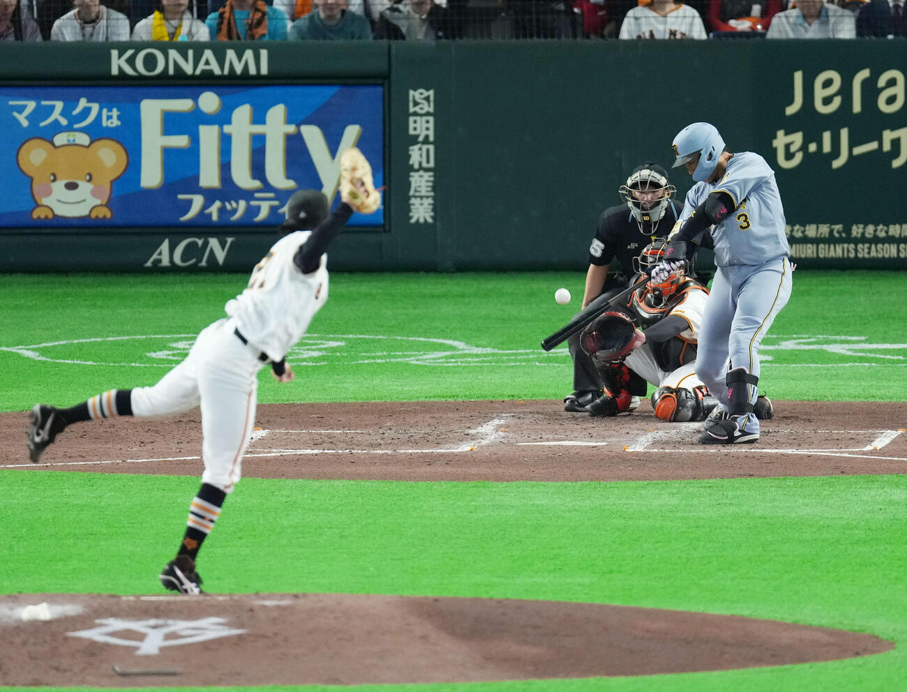 巨人対阪神　4回表阪神1死一、三塁、犠飛を放つ大山。投手は竹丸（撮影・増田悦実）