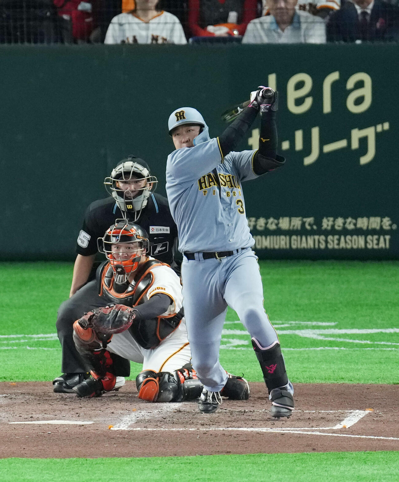 巨人対阪神　4回表阪神1死一、三塁、犠飛を放つ大山。投手は竹丸（撮影・増田悦実）