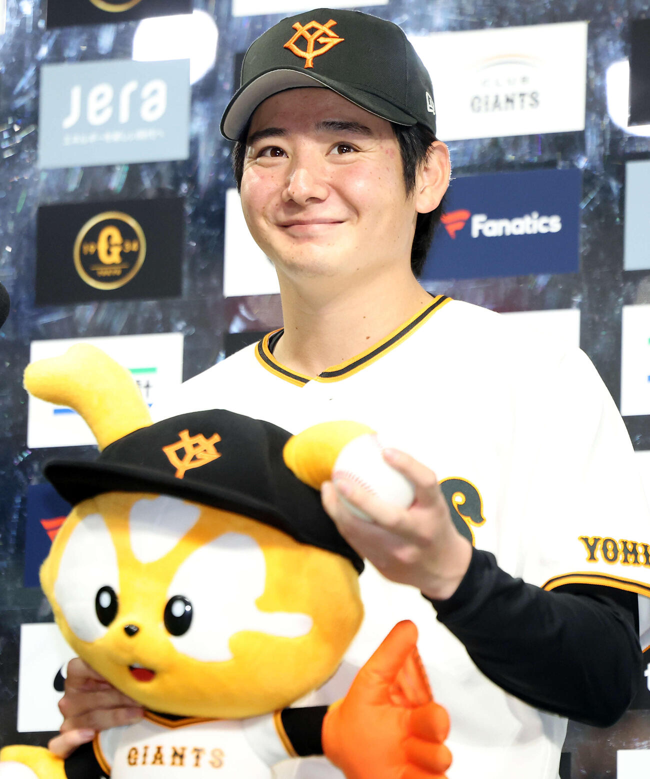 巨人対阪神　球団初となる開幕戦新人先発初勝利で、ヒーローインタビューで笑顔を見せる（撮影・浅見桂子）