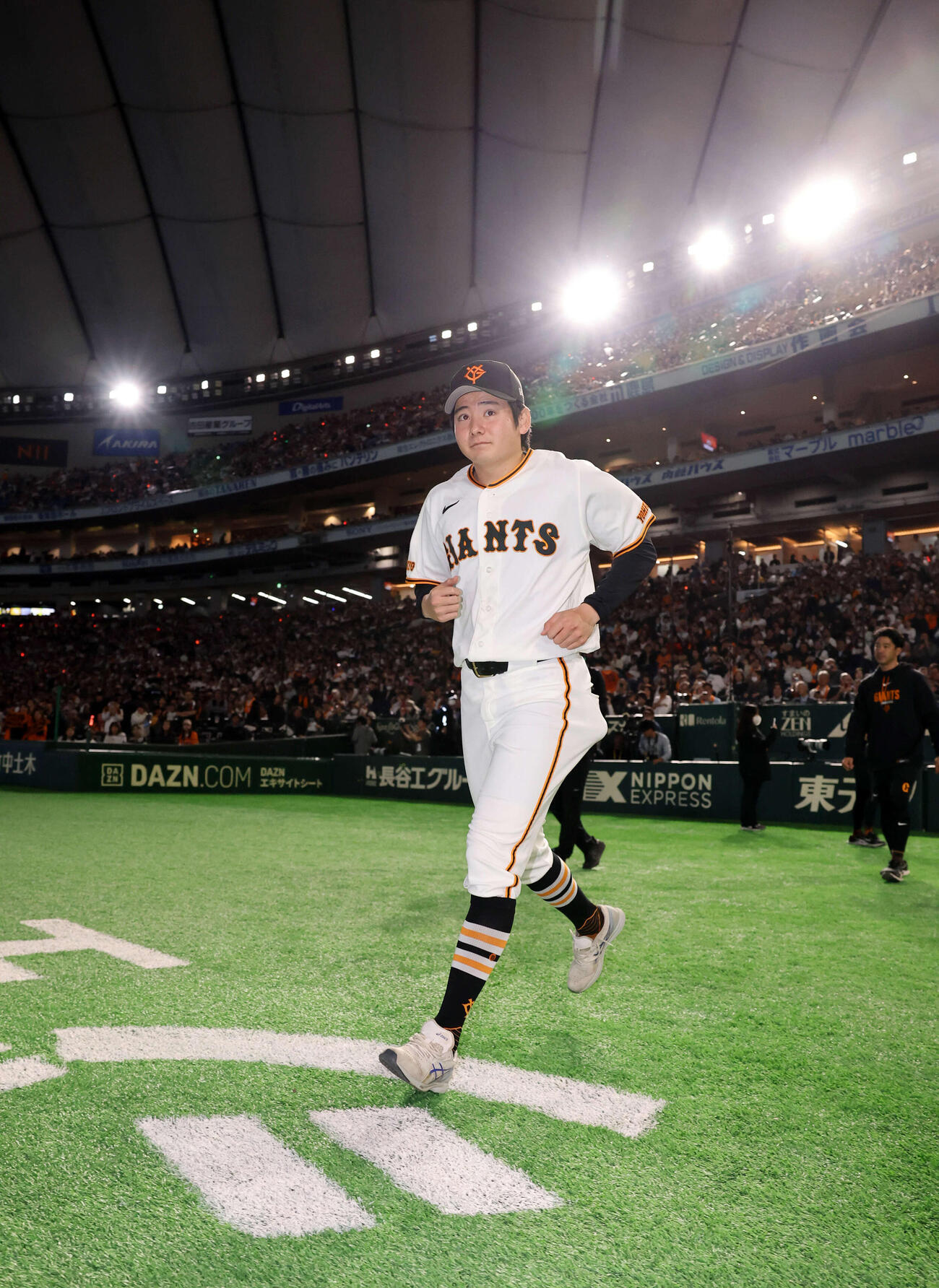 巨人対阪神　開幕戦で球団初となる新人先発初勝利を挙げた巨人竹丸はヒーローインタビューに向かう（撮影・浅見桂子）