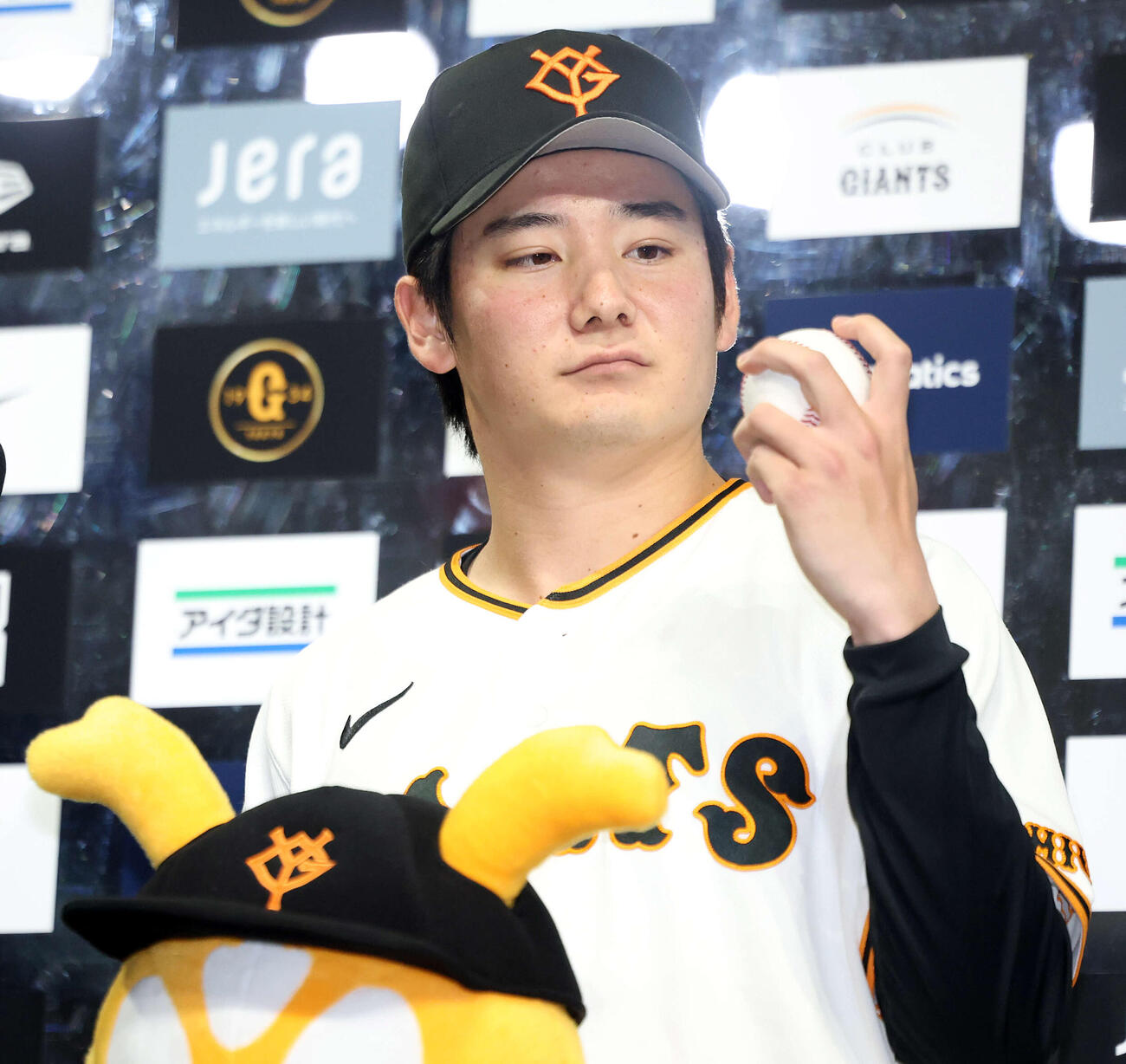 巨人対阪神　球団初となる開幕戦新人先発初勝利で、ヒーローインタビューでボールを見つめる巨人竹丸（撮影・浅見桂子）