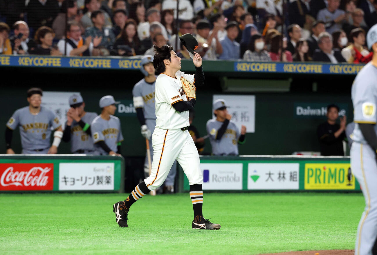 巨人対阪神　4回表阪神1死一、三塁、大山に中犠飛を許し、汗をぬぐいながらマウンドに戻る竹丸（撮影・浅見桂子）