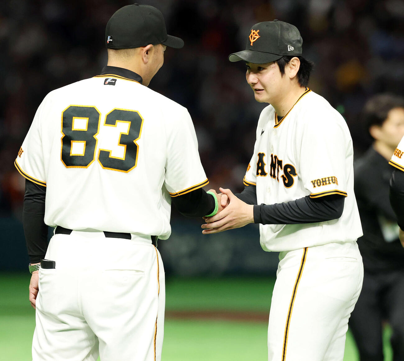 巨人対阪神　開幕戦で球団初となる新人先発初勝利の竹丸（右）は阿部監督と握手（撮影・浅見桂子）