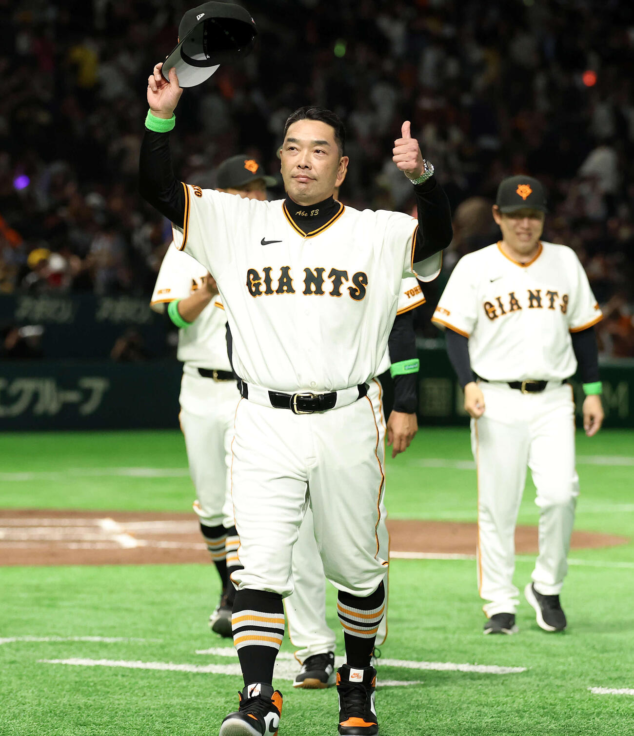 巨人対阪神　開幕戦勝利で、スタンドにサムズアップする巨人阿部監督（撮影・浅見桂子）