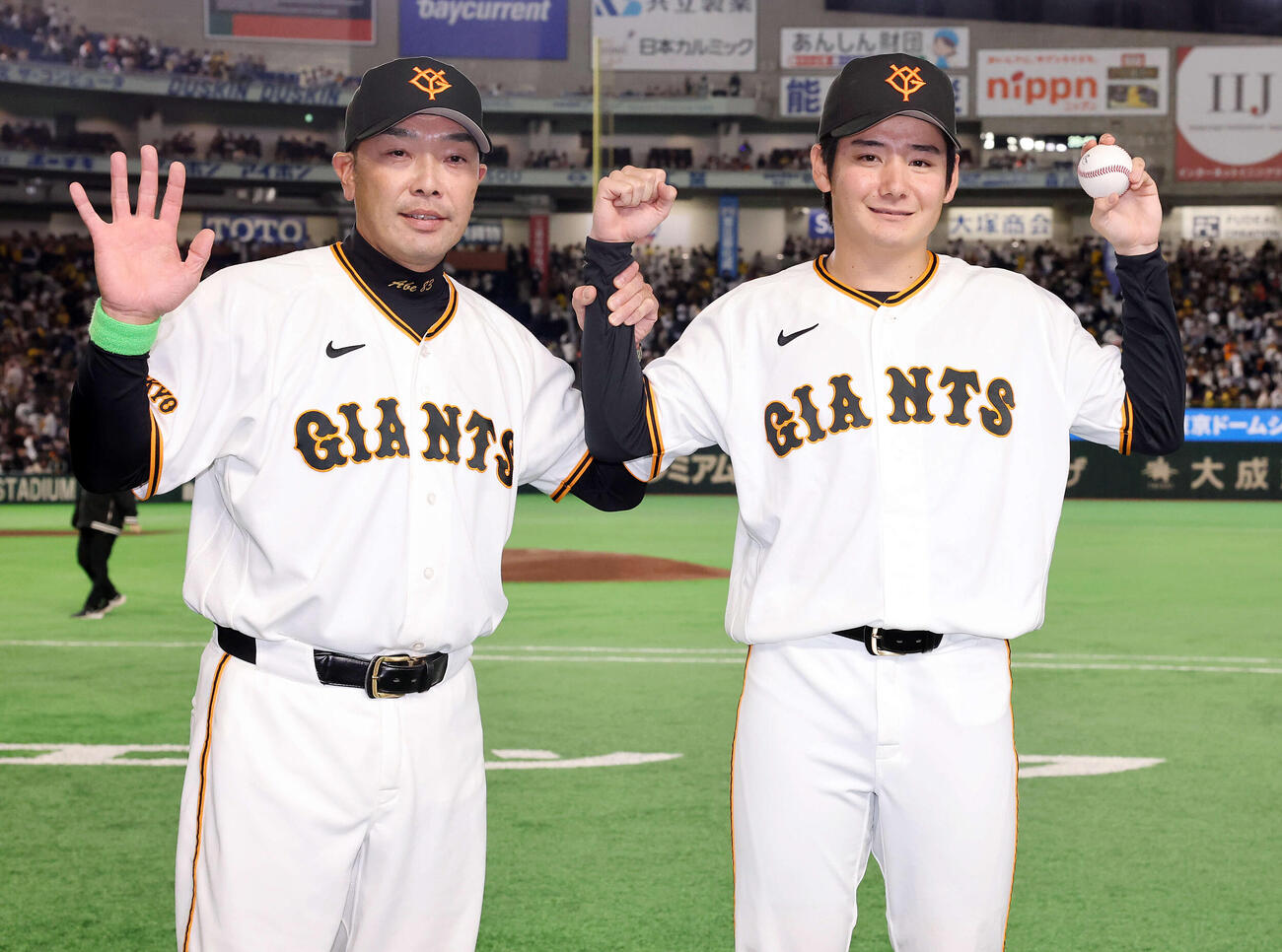 巨人対阪神　開幕戦で球団初となる新人先発初勝利を挙げた巨人竹丸（右）はボールを手に阿部監督と笑顔で記念撮影（撮影・浅見桂子）