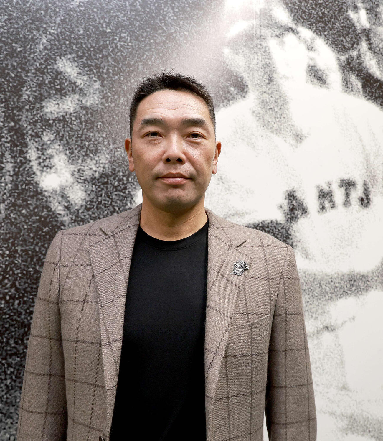 阿部監督は形見の品を身に付け、東京ドーム通路の長嶋氏との写真の前に立つ（読売巨人軍提供）
