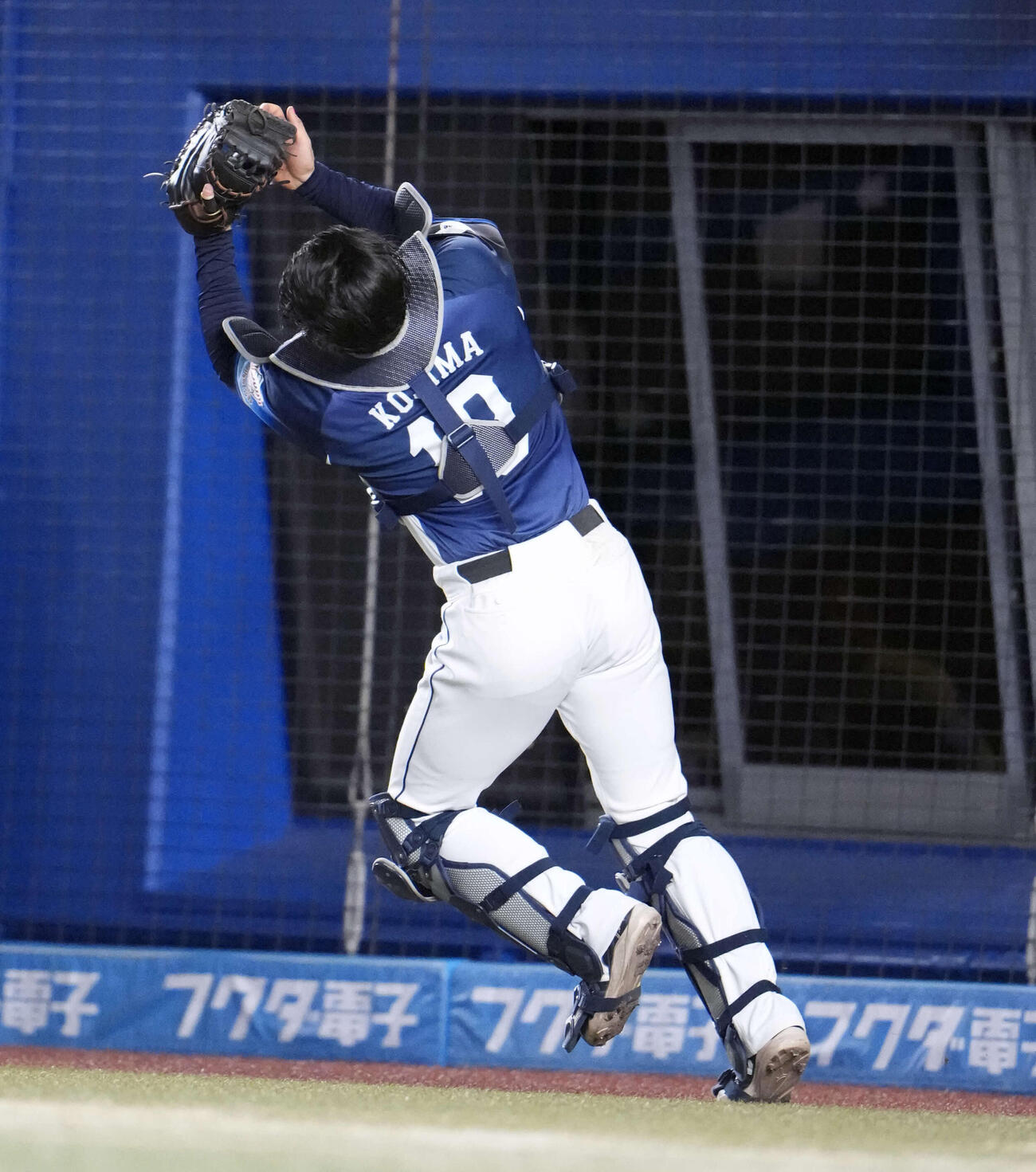 ロッテ対西武　4回裏ロッテ無死満塁、池田来翔の捕邪飛を好捕する西武小島（撮影・小島史椰）