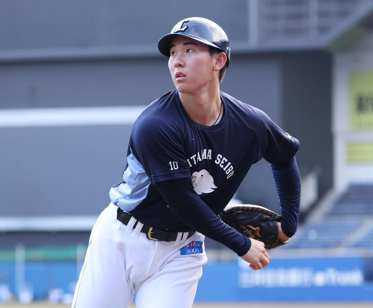 ロッテ対西武　試合前練習を行う西武小島（撮影・宮地輝）