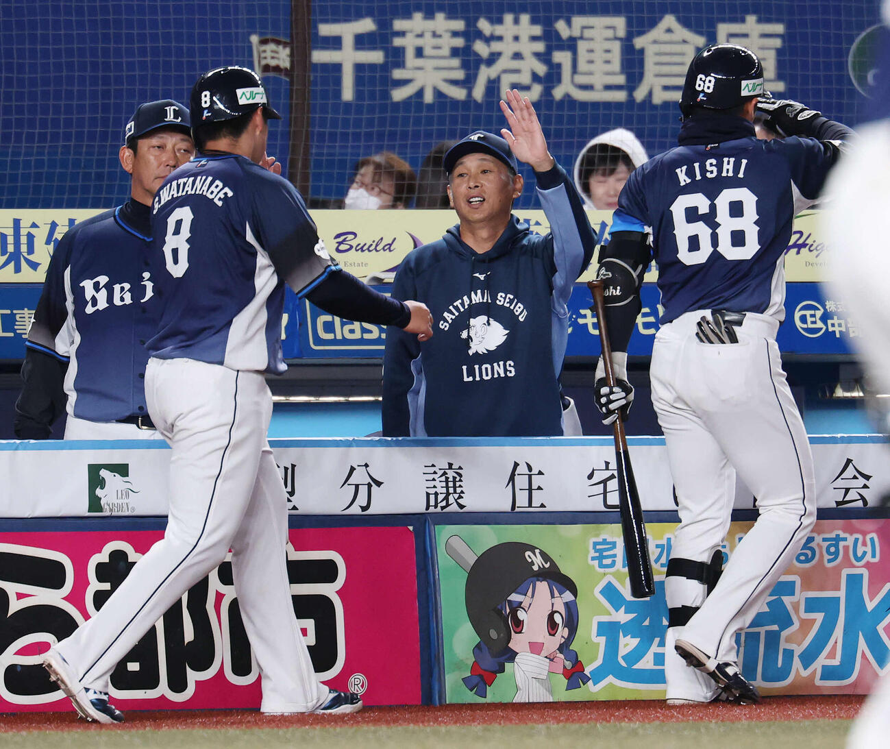 ロッテ対西武　7回表西武1死一、三塁、犠飛を放った代打岸（右）と生還した渡部（左）を迎える西口監督（撮影・宮地輝）