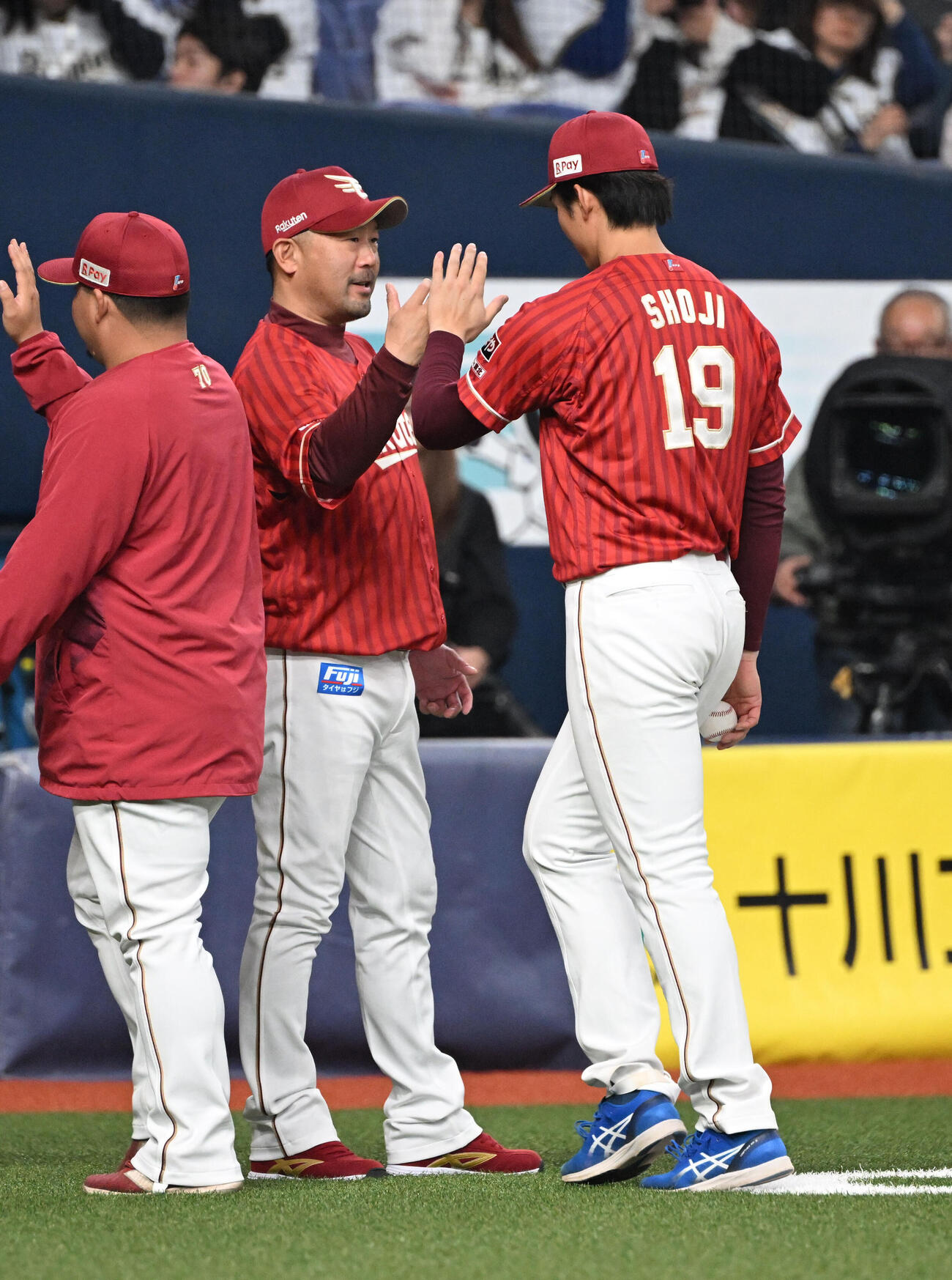 オリックス対楽天　8回無失点と好投した荘司（右）とタッチする楽天三木監督（撮影・和賀正仁）
