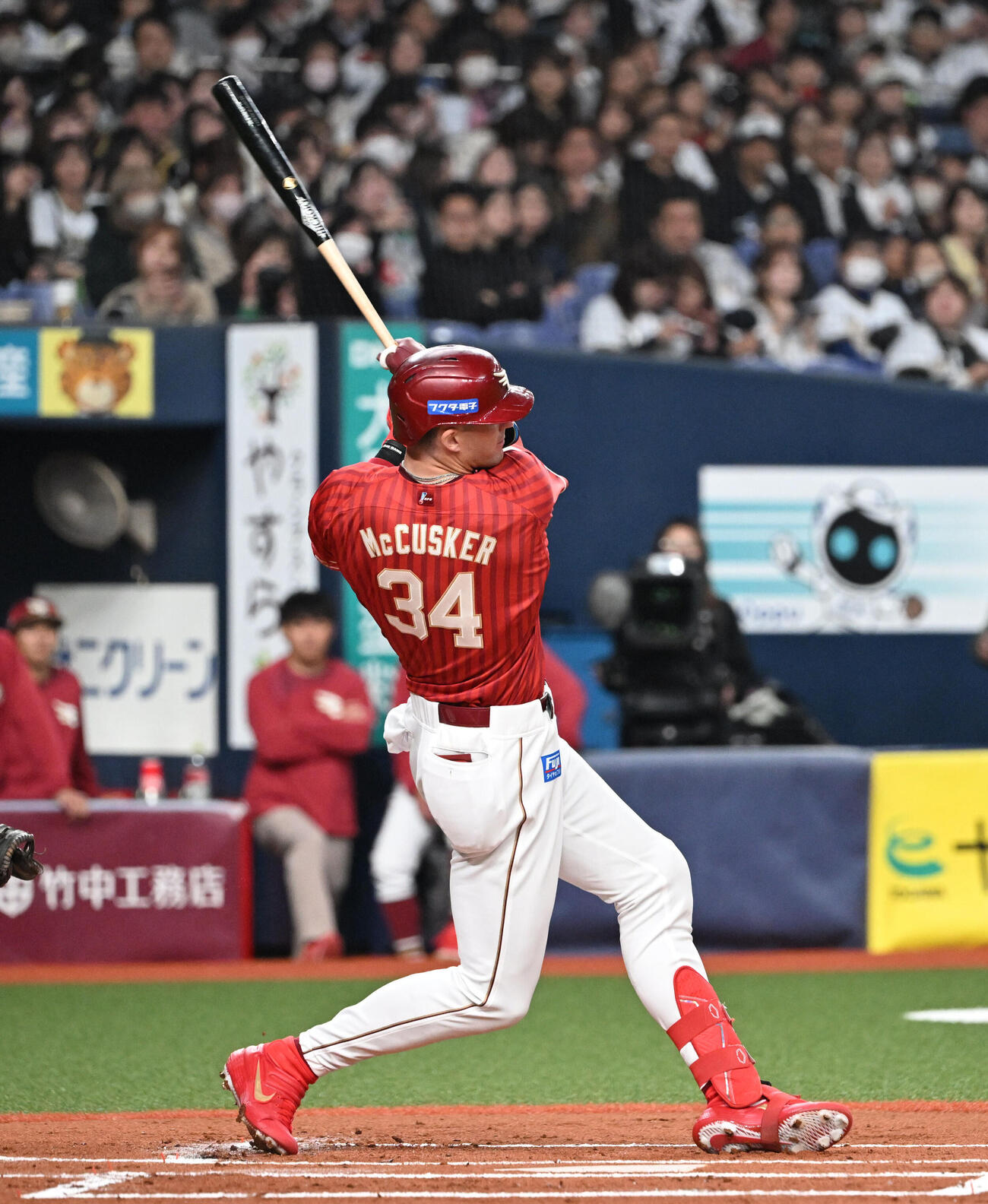 オリックス対楽天　1回表楽天1死二、三塁、左越え2点適時二塁打を放つマッカスカー（撮影・和賀正仁）