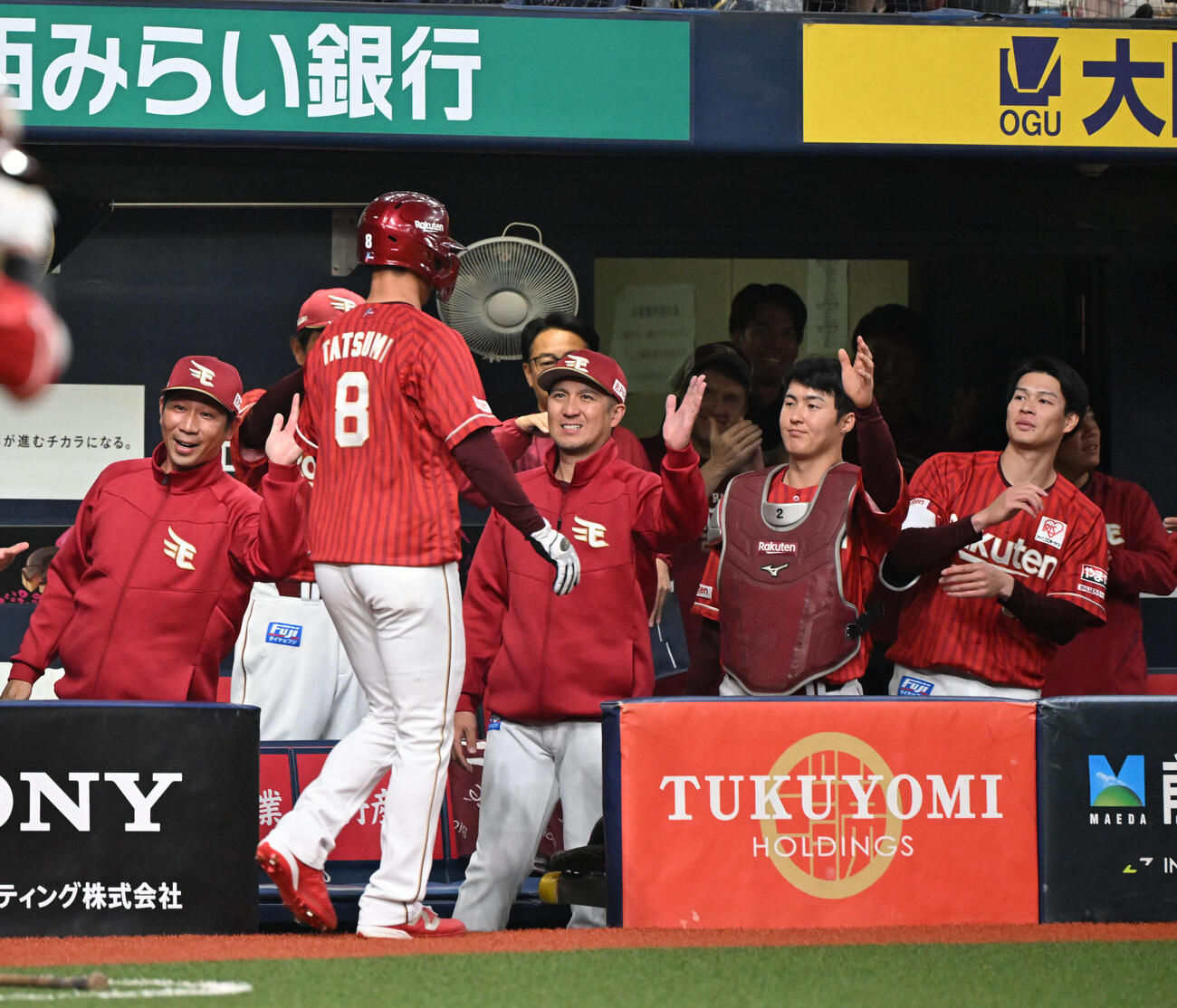 オリックス対楽天　1回表楽天1死二、三塁、マッカスカーの2点適時二塁打に喜ぶ楽天の選手ら（撮影・和賀正仁）
