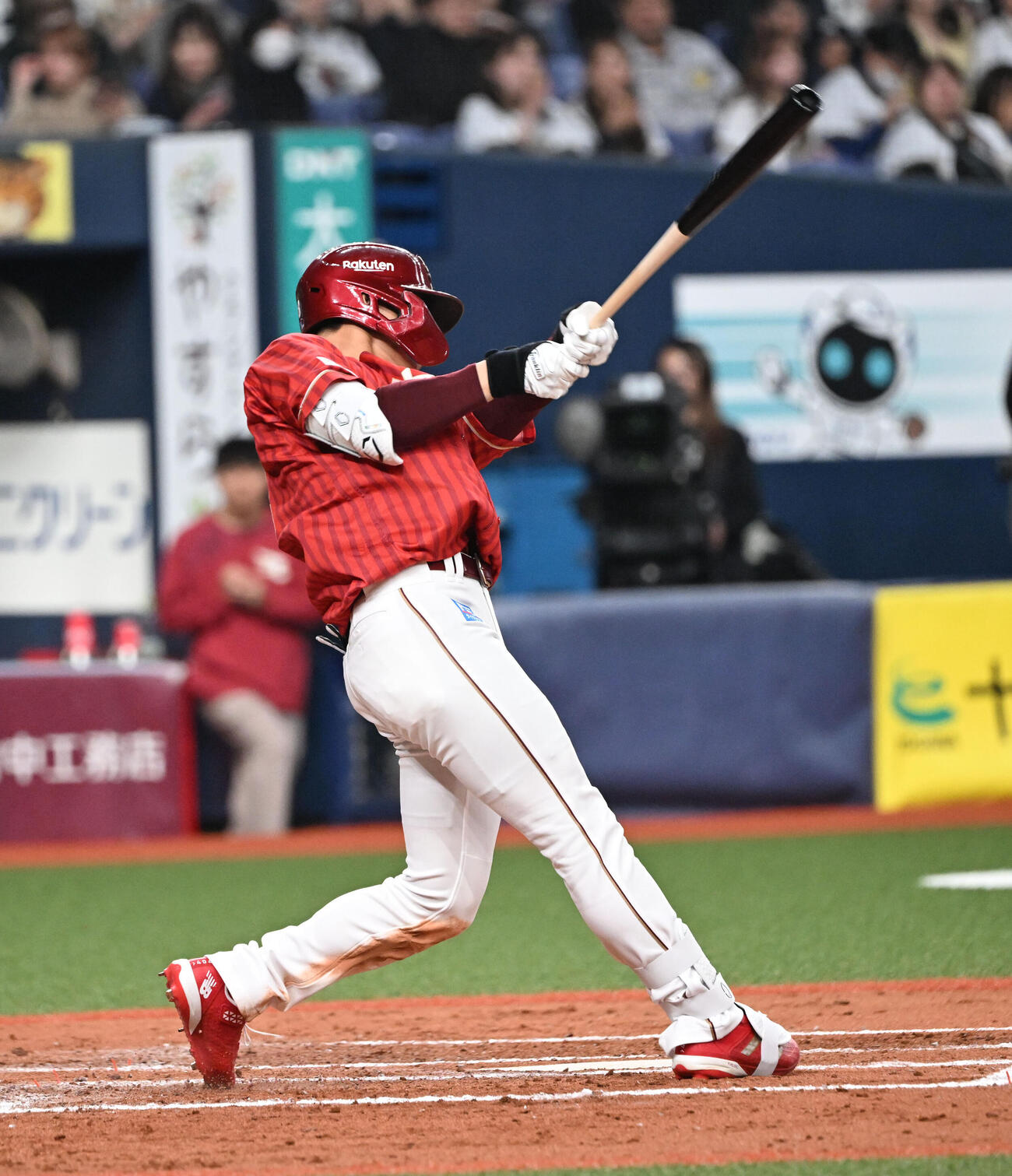 オリックス対楽天　8回表楽天無死、左越え三塁打を放つ辰己（撮影・和賀正仁）