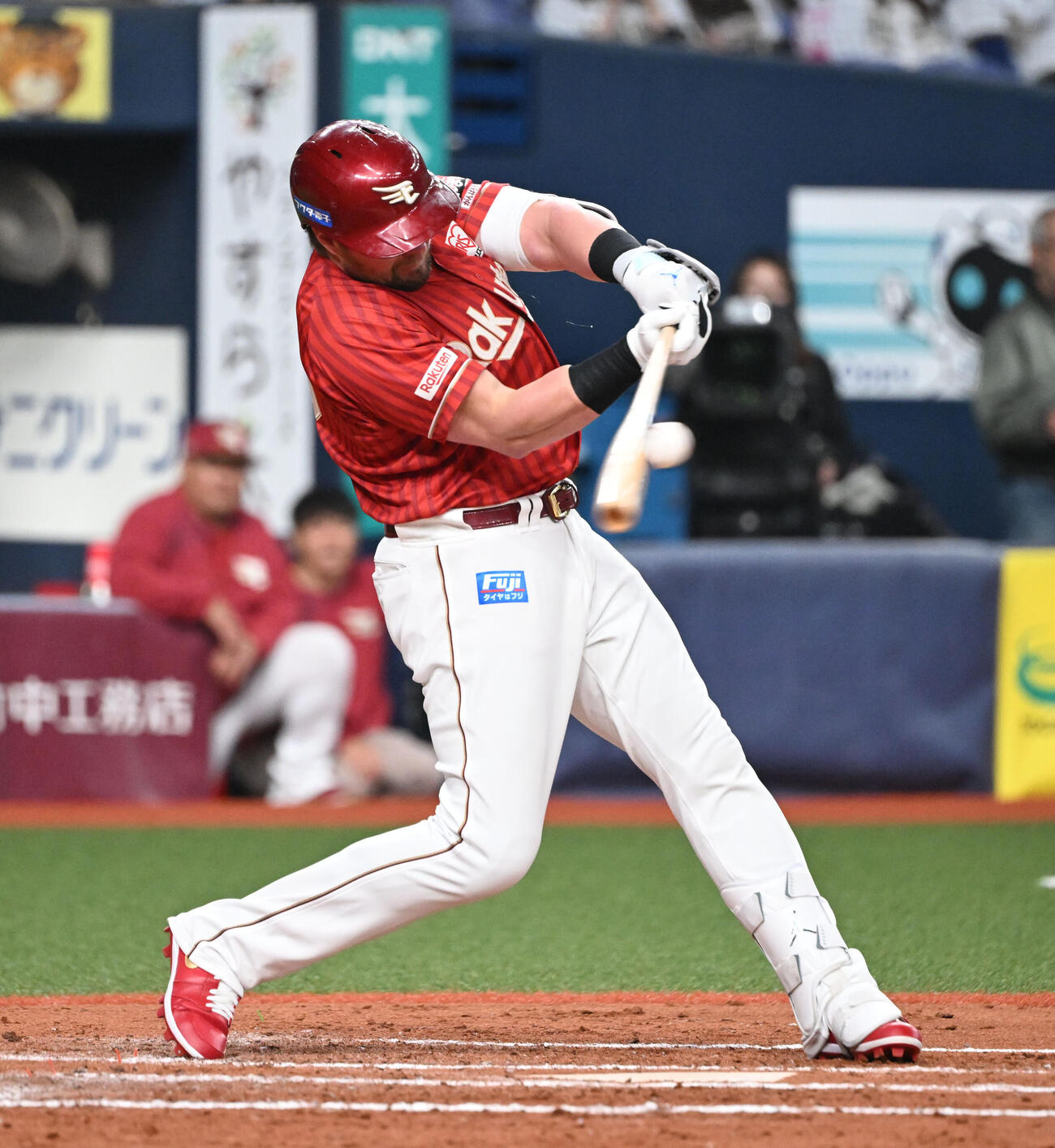 オリックス対楽天　8回表楽天無死三塁、右犠飛を放つボイト（撮影・和賀正仁）