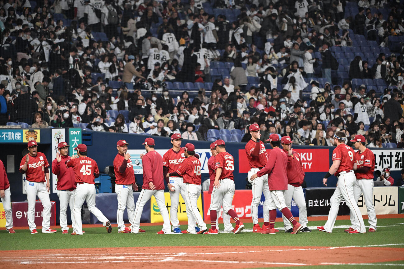 オリックス対楽天　オリックスに勝利しナインを迎える楽天三木監督ら（撮影・和賀正仁）