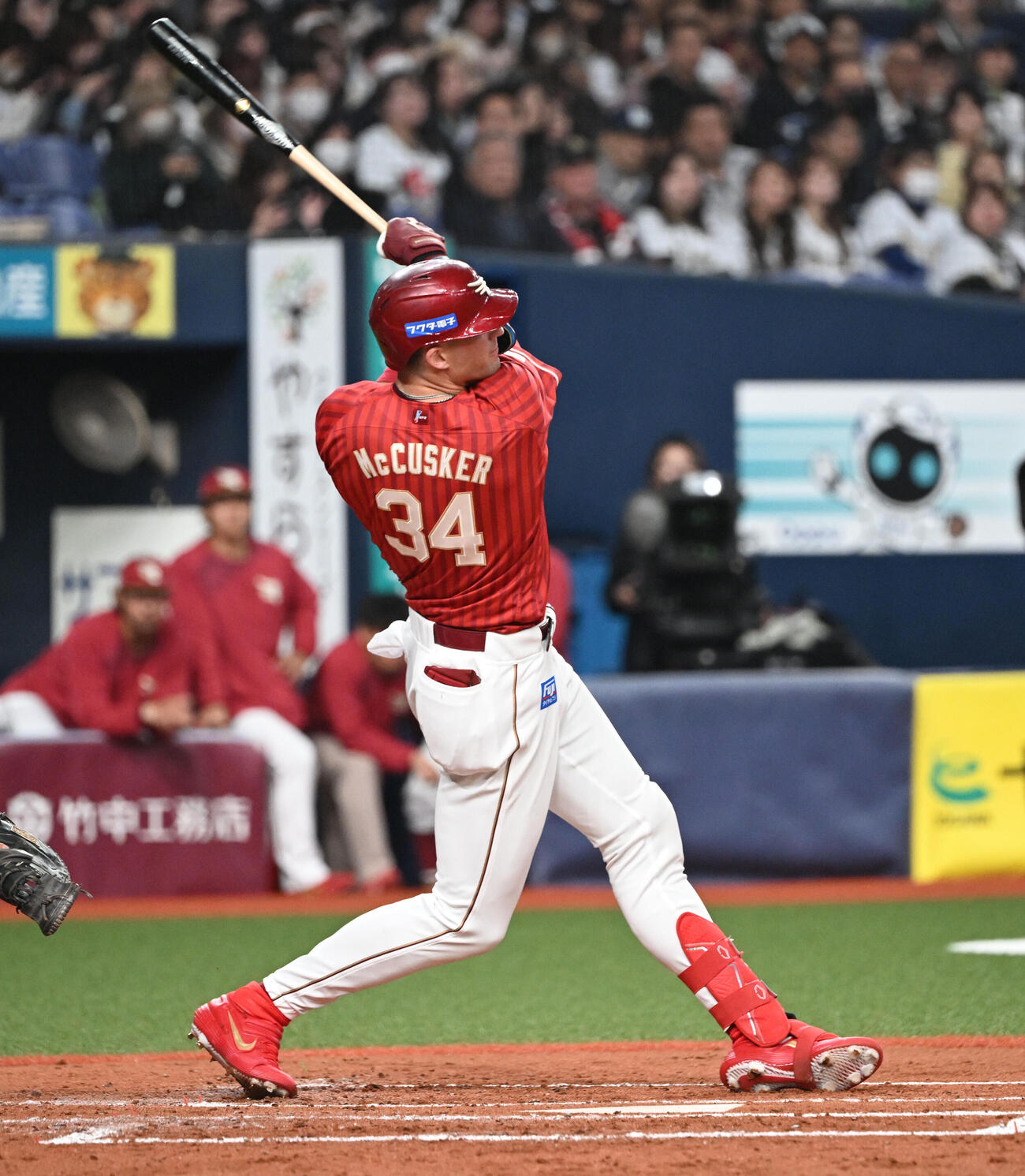 オリックス対楽天　2回表楽天2死二、三塁、左越え2点適時二塁打を放つマッカスカー（撮影・和賀正仁）