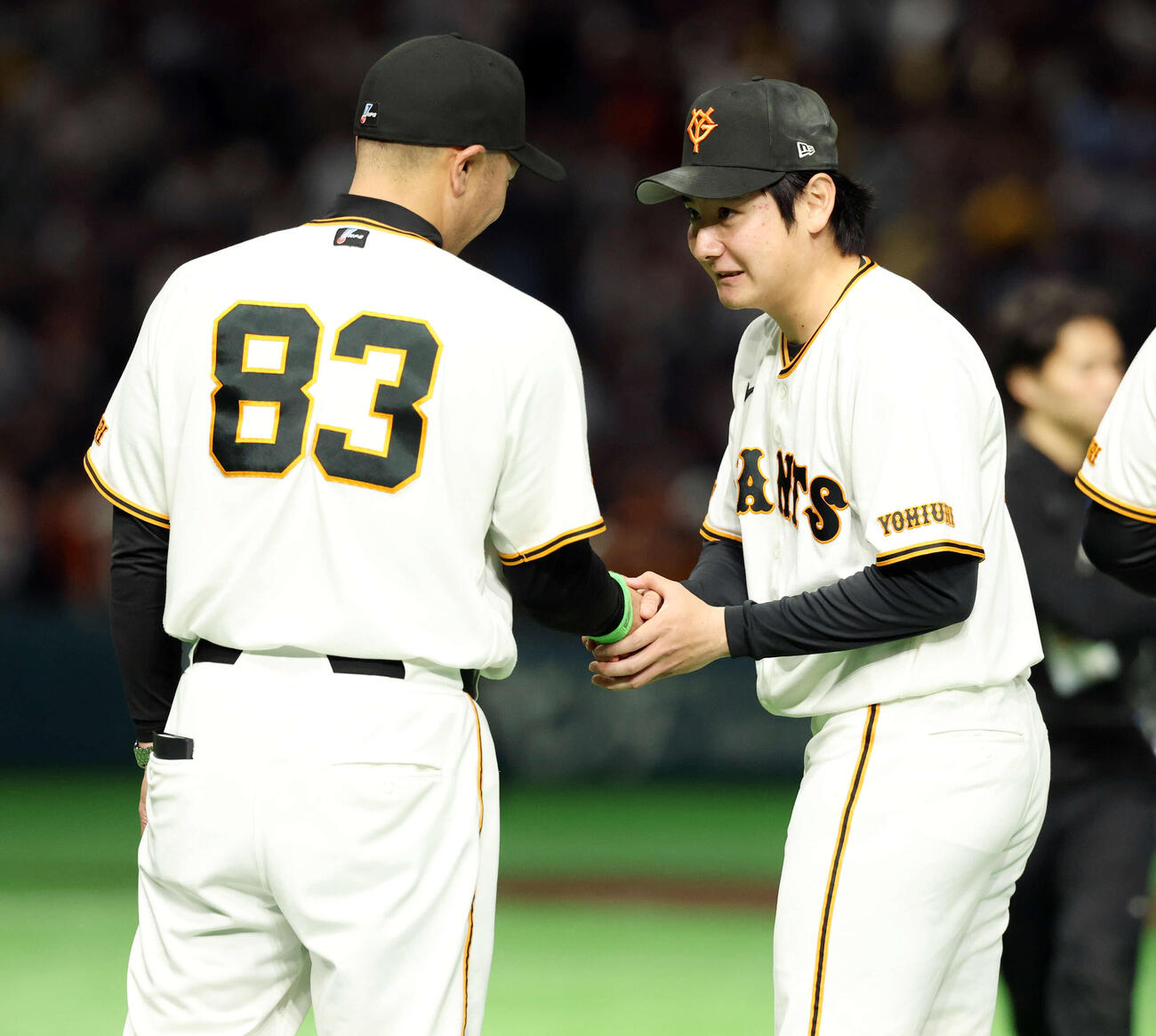 巨人対阪神　開幕戦で球団初となる新人先発初勝利の竹丸（右）は阿部監督と握手（撮影・浅見桂子）