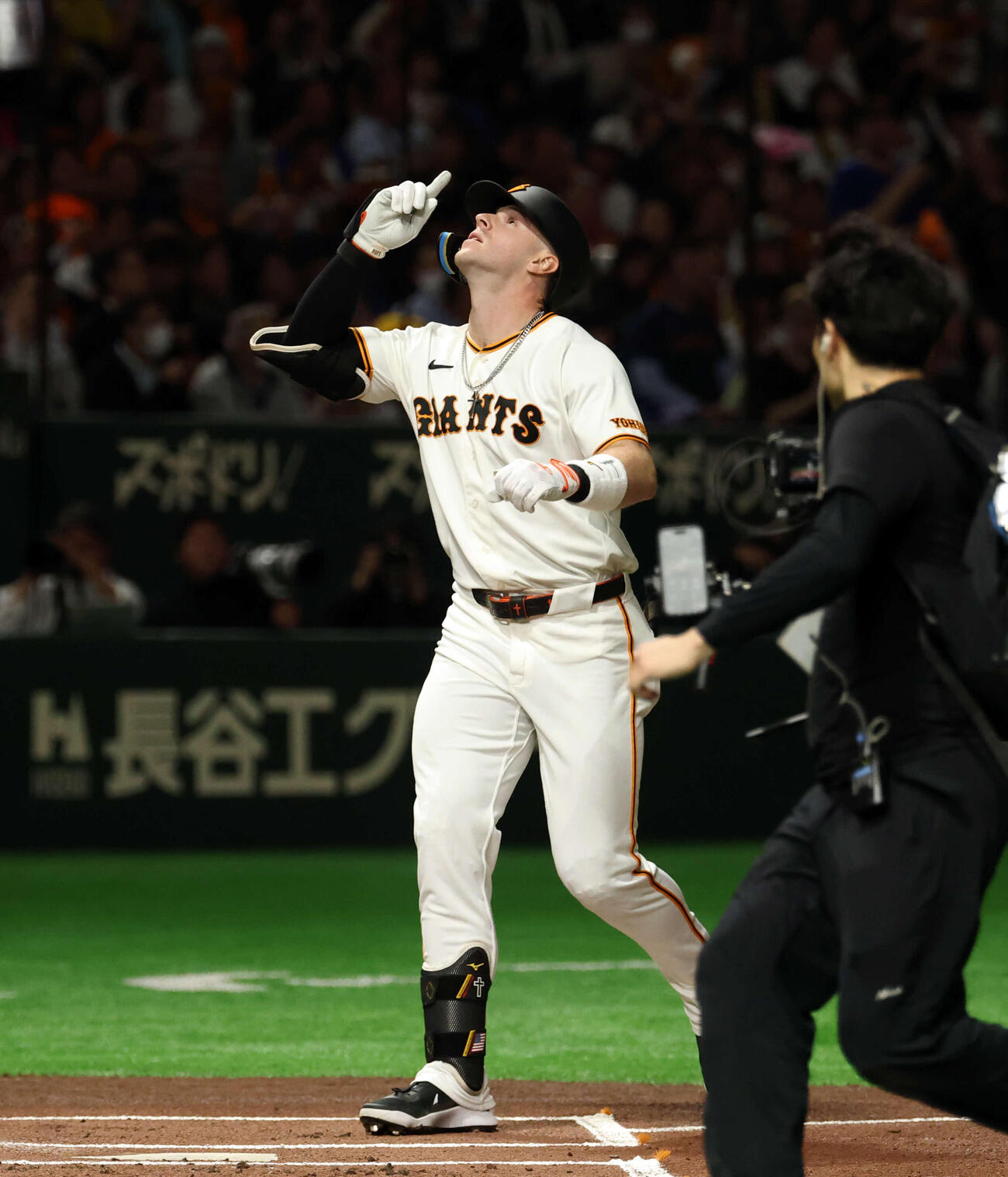 巨人対阪神　1回裏巨人無死、先頭打者本塁打を放ったキャベッジは天を指さし生還（撮影・浅見桂子）