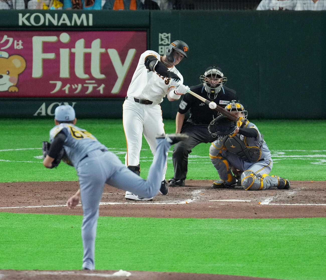 巨人対阪神　8回裏巨人1死、右安打を放つキャベッジ。投手は湯浅（撮影・増田悦実）