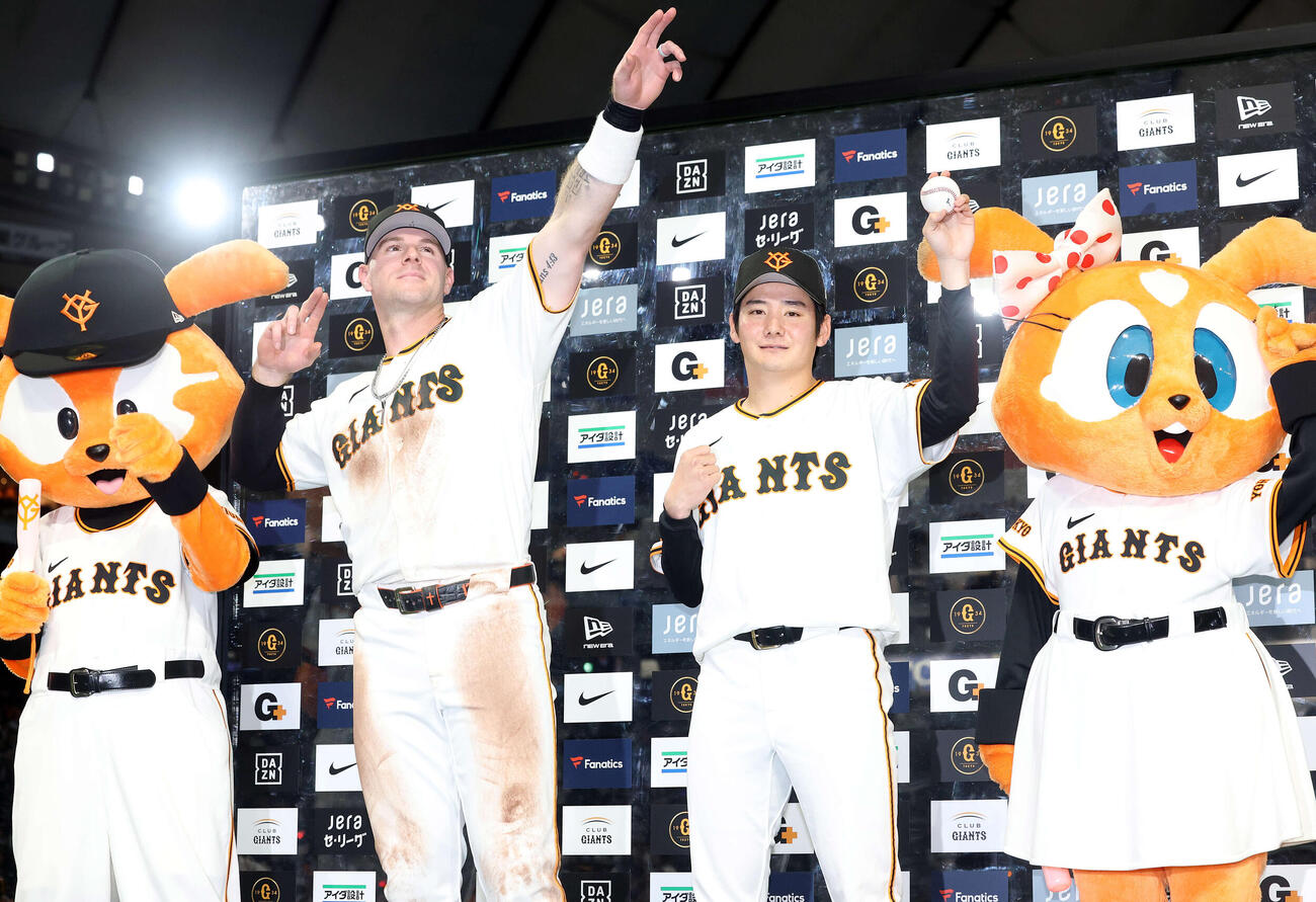 巨人対阪神　球団初となる開幕戦新人先発初勝利となった巨人竹丸（右）は、ヒーローインタビューでキャベッジとポーズ（撮影・浅見桂子）