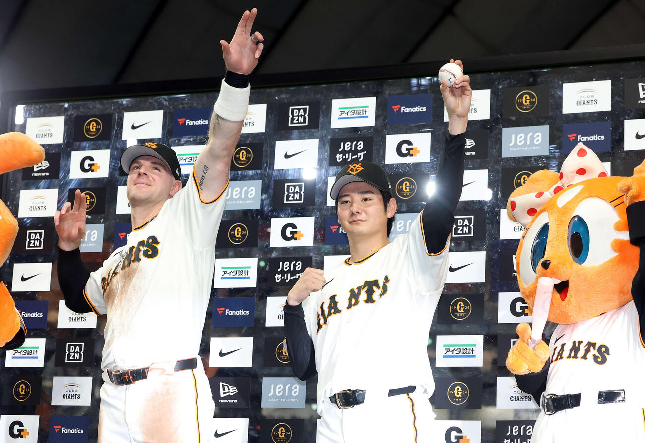巨人対阪神　球団初となる開幕戦新人先発初勝利となった巨人竹丸（右）は、ヒーローインタビューでキャベッジとポーズ（撮影・浅見桂子）