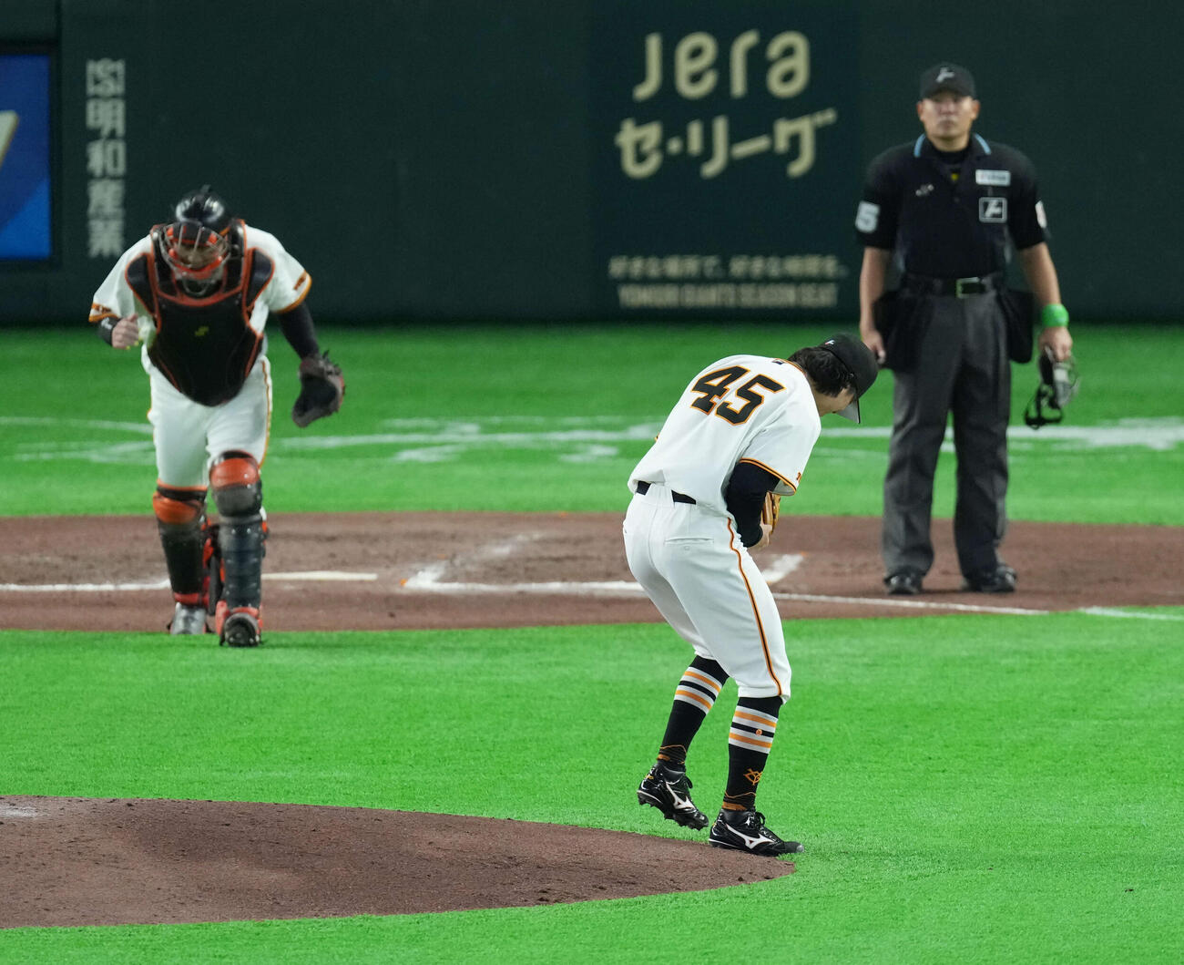 巨人対阪神　開幕戦を勝利し喜ぶ巨人田中瑛（右）と岸田（撮影・増田悦実）