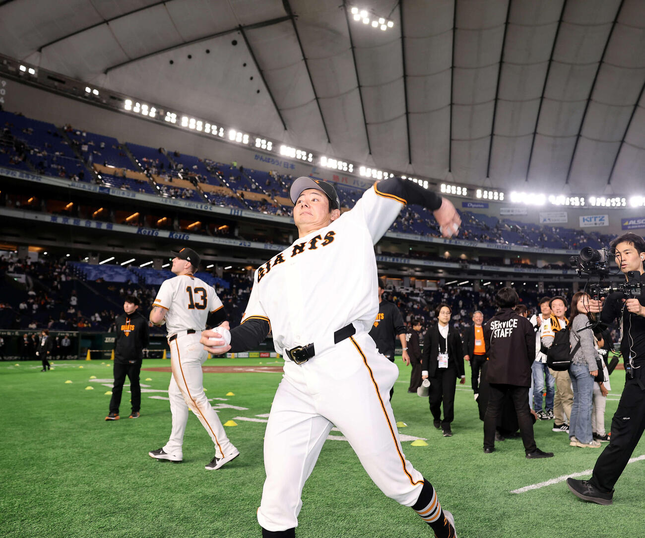 巨人対阪神　開幕戦で球団初となる新人先発初勝利を挙げた巨人竹丸はスタンドにボールを投げ入れる（撮影・浅見桂子）