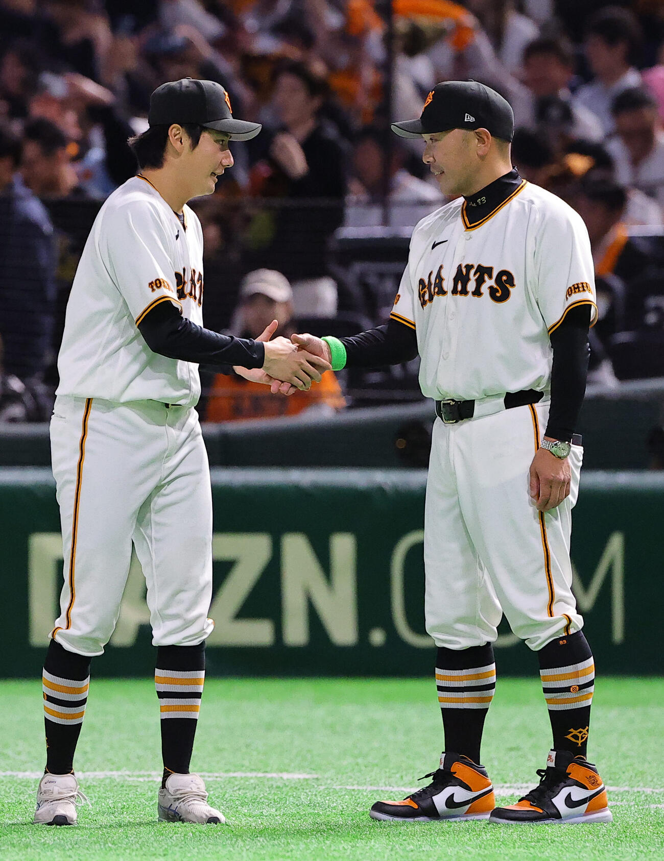 巨人対阪神　プロ初勝利をあげた竹丸（左）は阿部監督と握手を交わす（撮影・上田博志）
