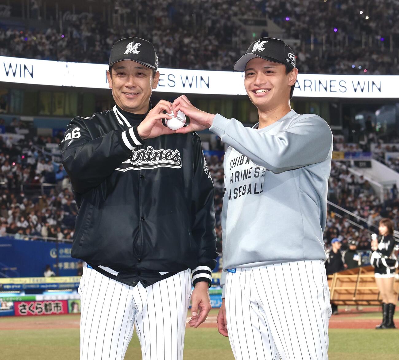 ロッテ対西武　初勝利を挙げ笑顔でウイニングボールを持つロッテのサブロー監督（左）と毛利（撮影・宮地輝）