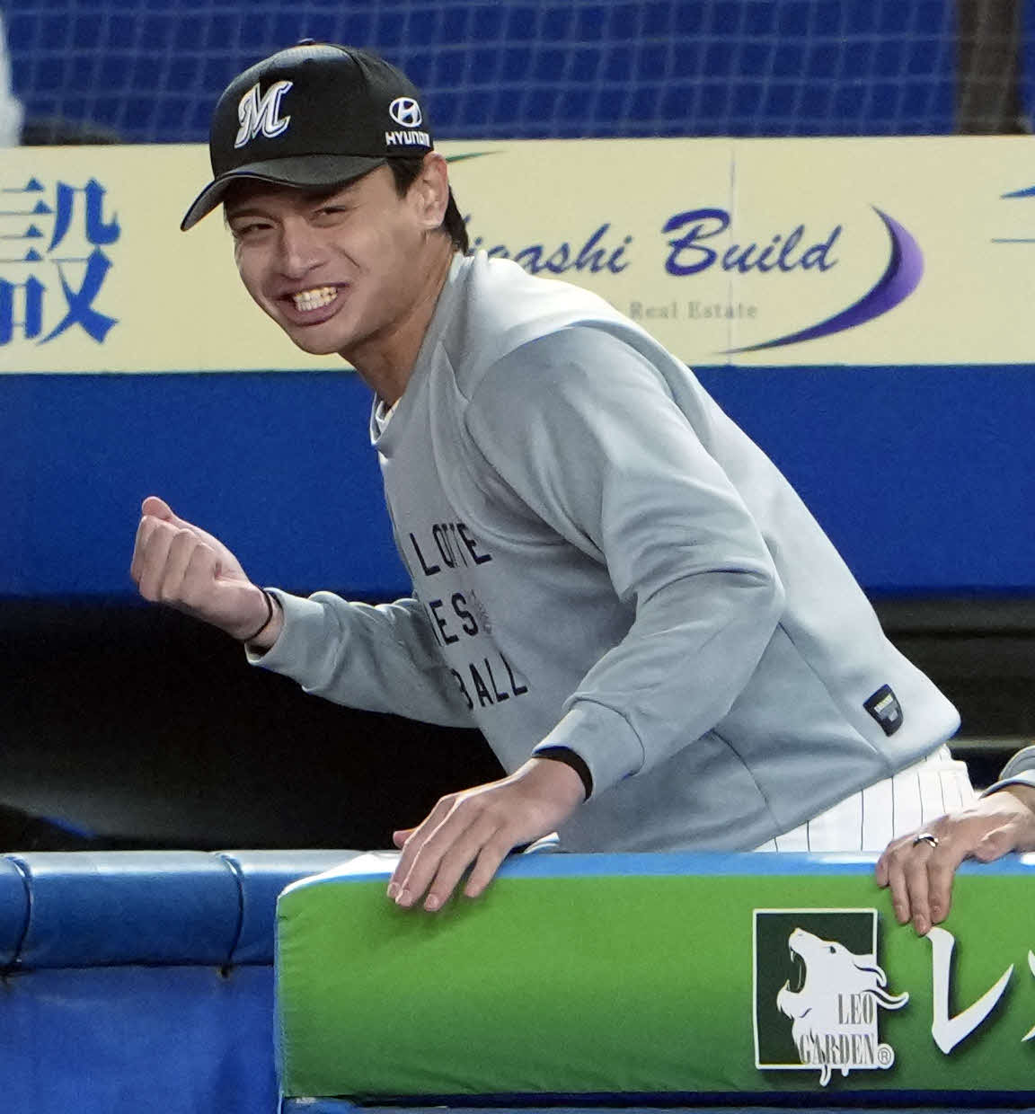 ロッテ対西武　西武に勝利しガッツポーズをするロッテ毛利（撮影・小島史椰）