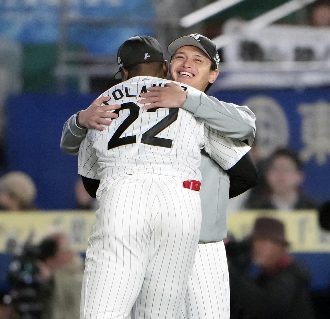 西武に勝利し抱き合うロッテ毛利（右）とポランコ（撮影・小島史椰）