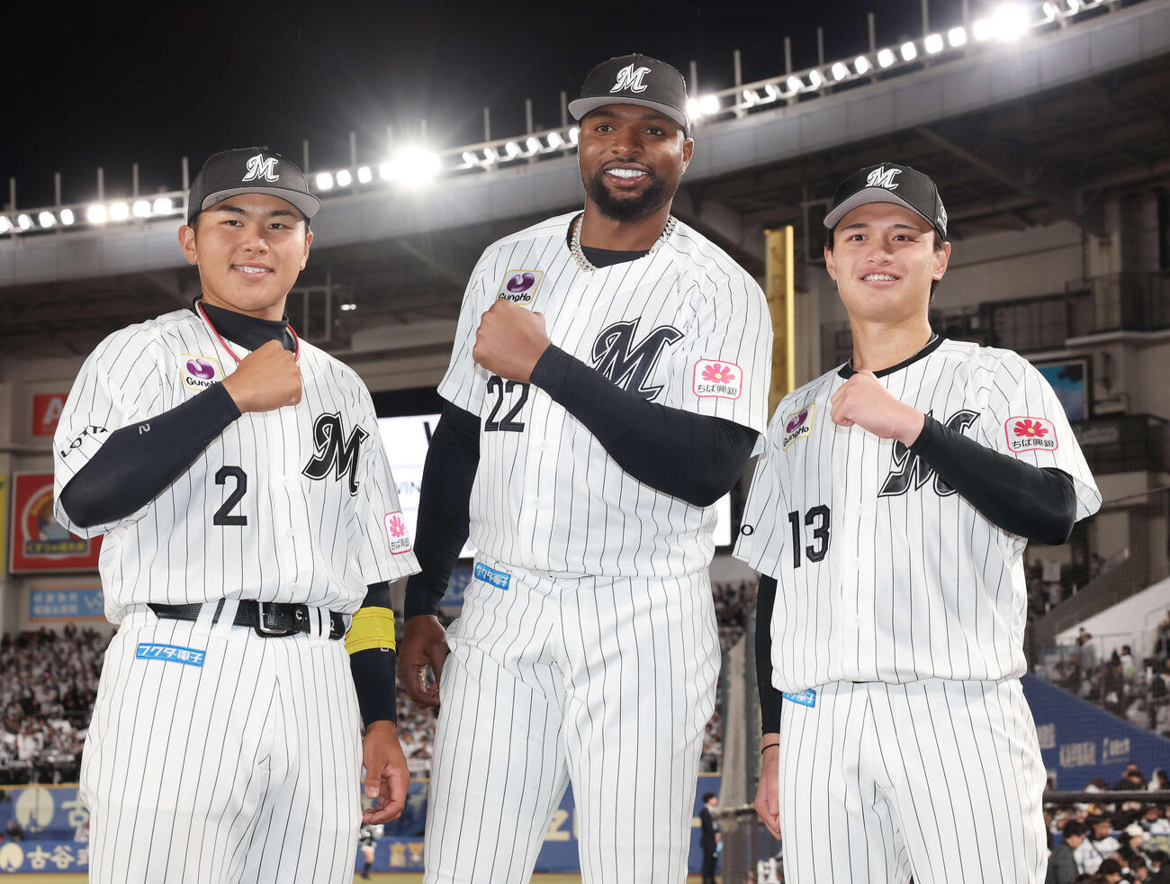 ロッテ対西武　勝利し笑顔で「パワー」をするロッテ松川（左）、ポランコ（中央）、毛利（撮影・宮地輝）