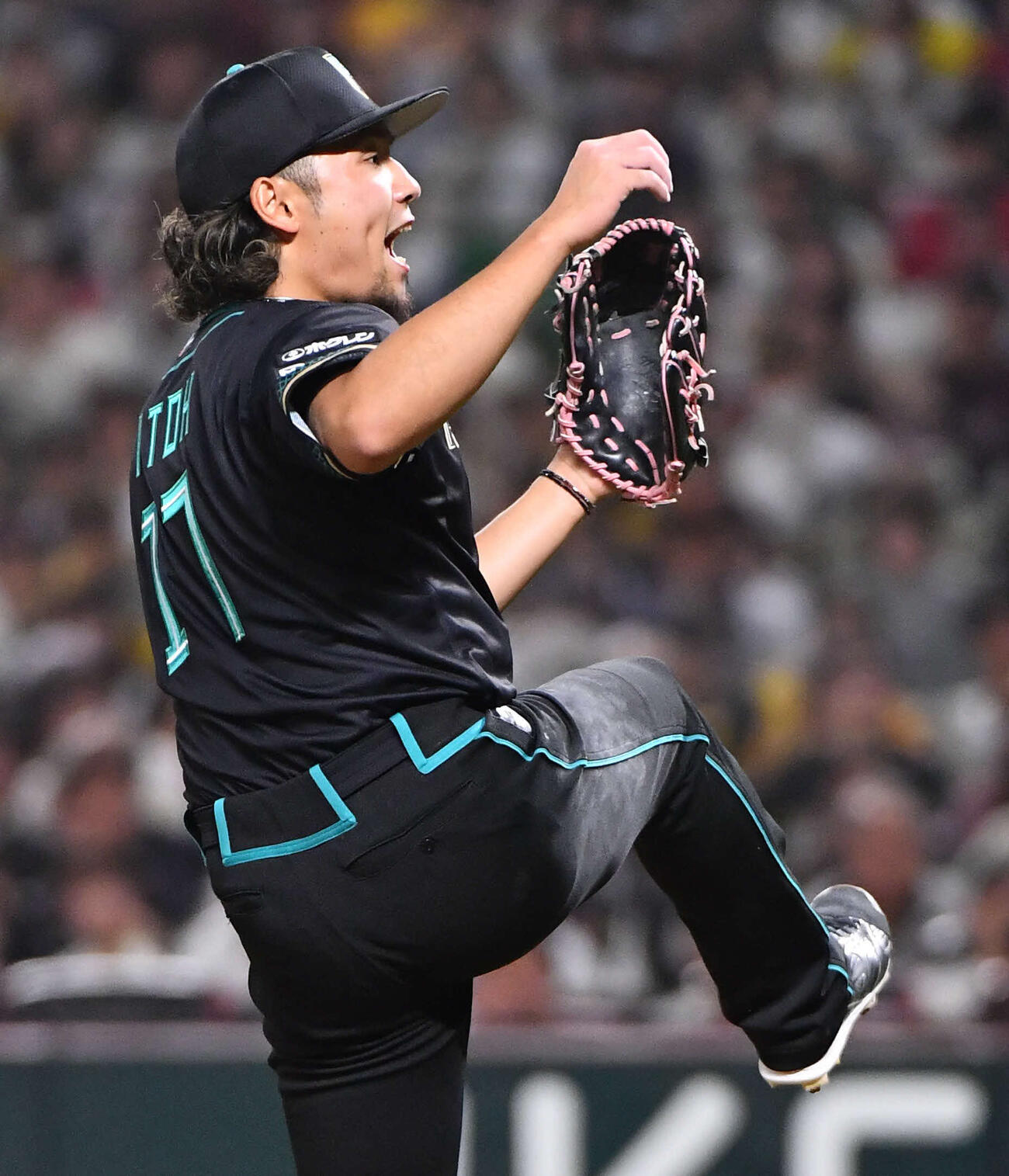ソフトバンク対日本ハム　1回裏ソフトバンク2死一塁、柳田を見逃し三振に抑え、雄たけびをあげる伊藤（撮影・岩下翔太）