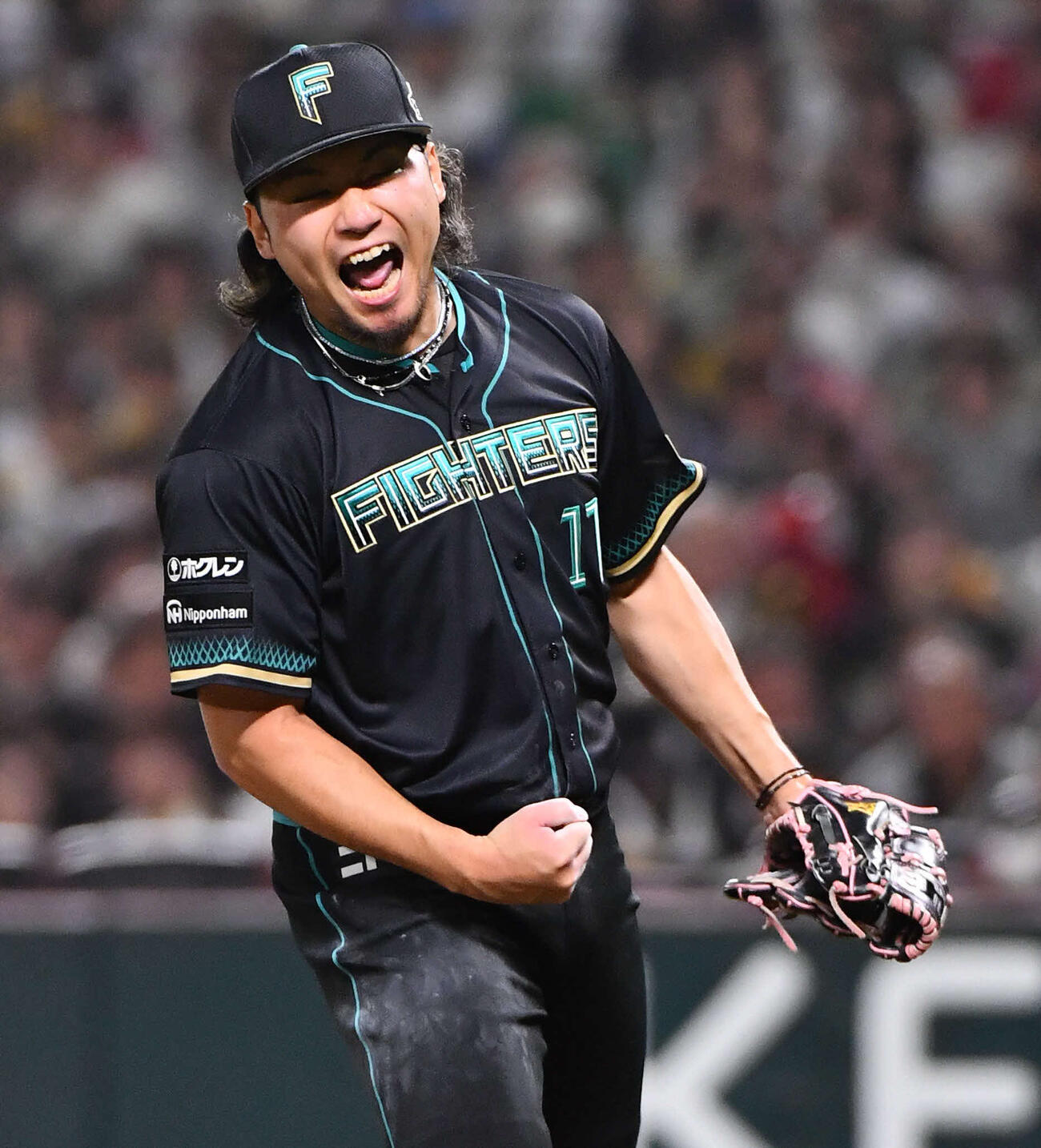 ソフトバンク対日本ハム　1回裏ソフトバンク2死一塁、柳田を見逃し三振に抑え、雄たけびをあげる伊藤（撮影・岩下翔太）