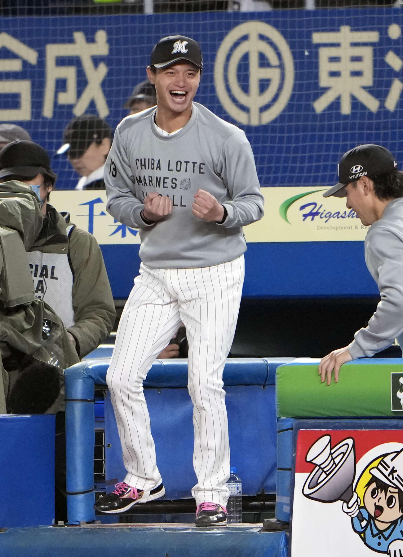 ロッテ対西武　西武に勝利しガッツポーズをするロッテ毛利（撮影・小島史椰）