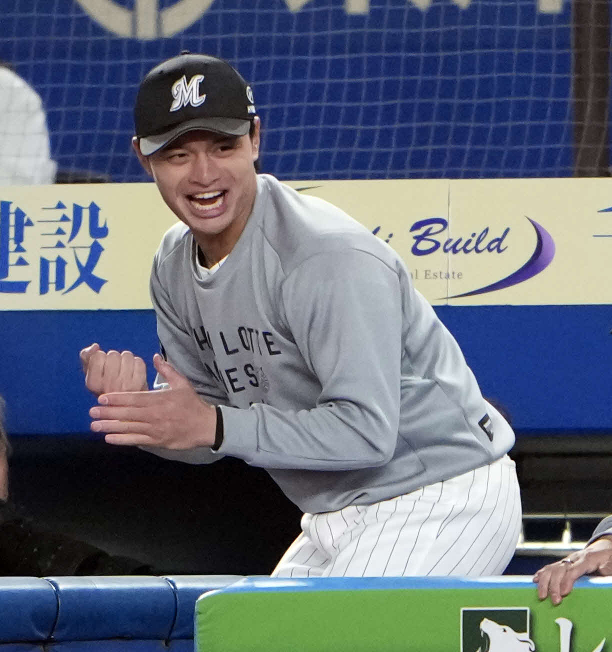 ロッテ対西武　西武に勝利しガッツポーズをするロッテ毛利（撮影・小島史椰）